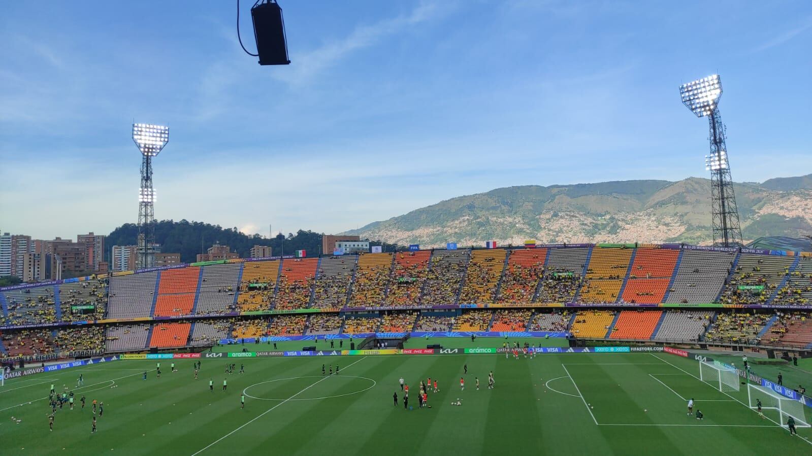 Las jugadoras de ambos seleccionados realizan labores de calentamiento sobre la grama del estadio Atanasio Girardot - crédito Diego Ariza/Infobae Colombia