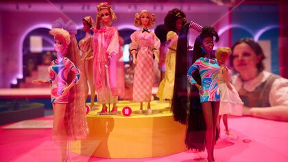 Barbie, en una exposición que une a la primera muñeca con la que viajó al espacio