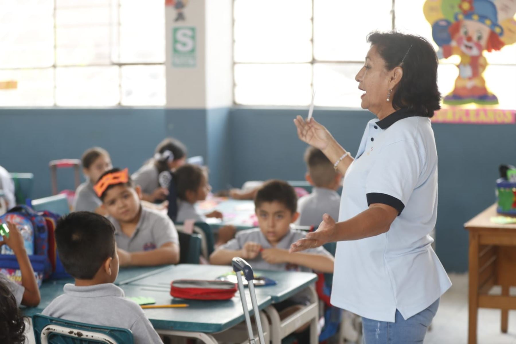 Una profesora de nivel primaria dicta una clase de matemática a sus alumnos de cuarto grado en un colegio del Perú.