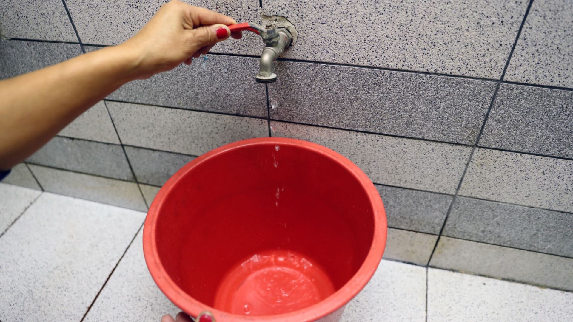 Corte de agua en cuatro distritos en Lima por forado de la avenida universitaria