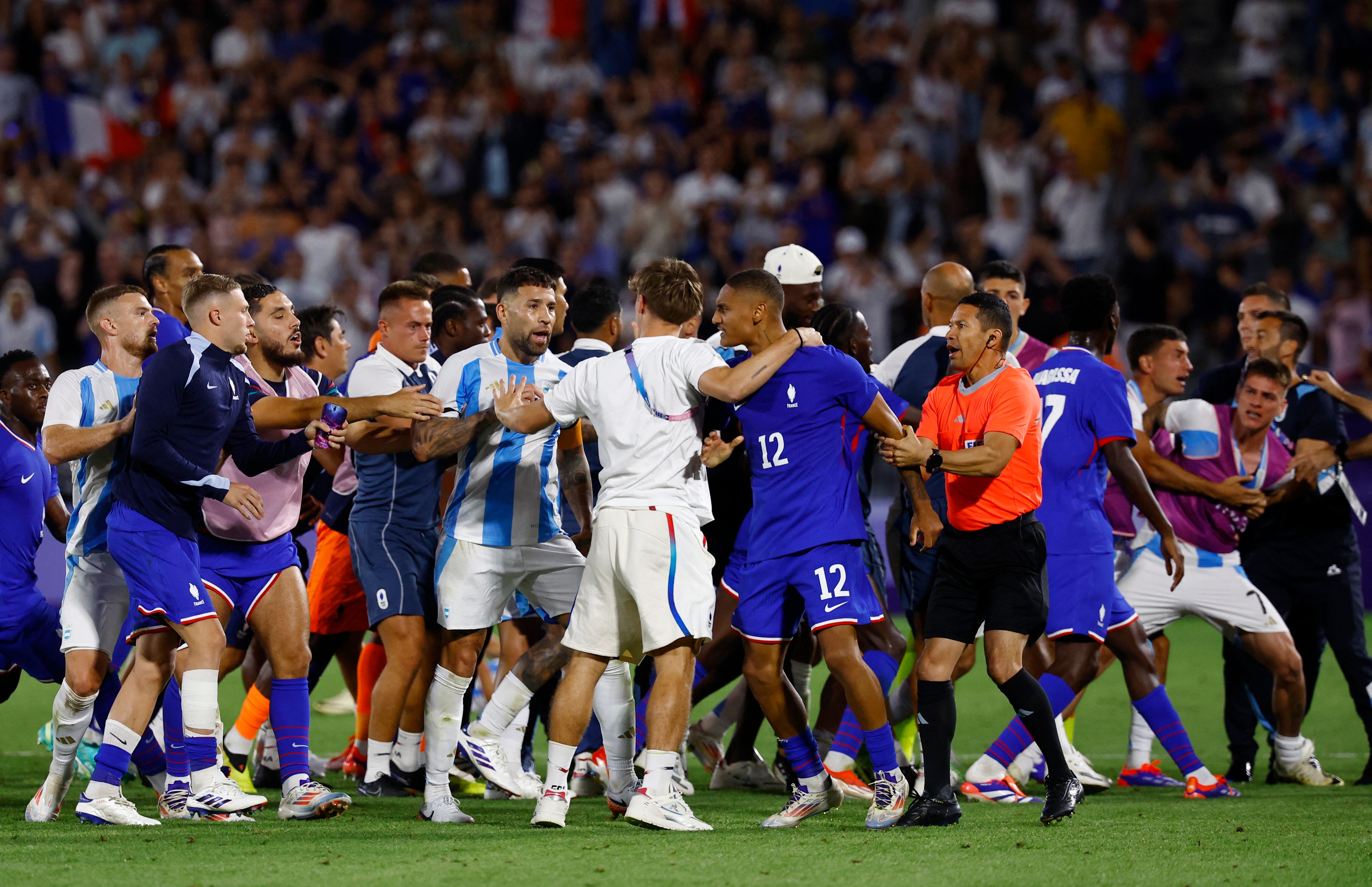 El árbitro expulsó tras el partido al número 12 de Francia, Enzo Millot (Foto: Reuters/Susana Vera)