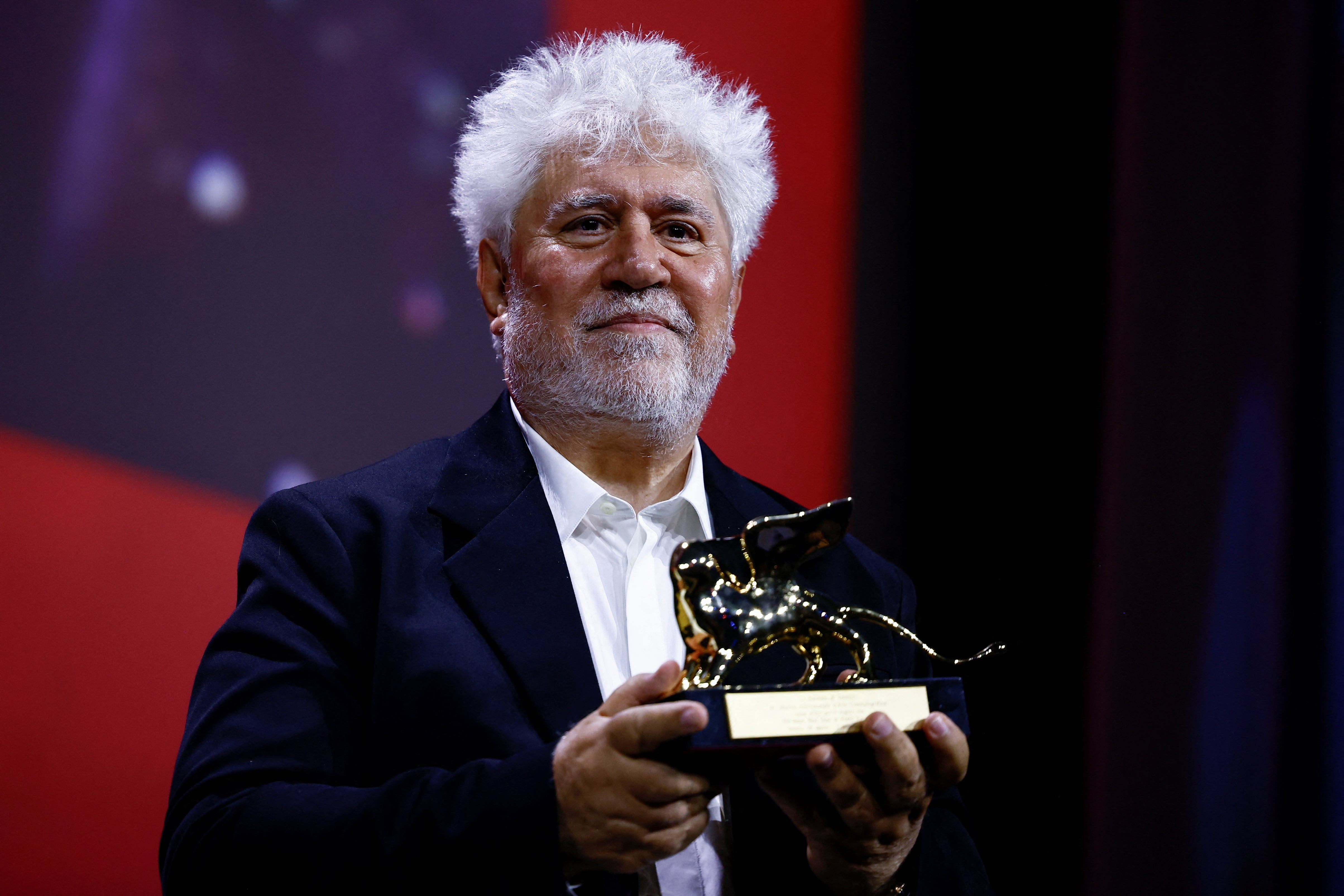 Pedro Almodóvar con el premio mayor, el "León de Oro" a la mejor película por "La habitación de al lado"