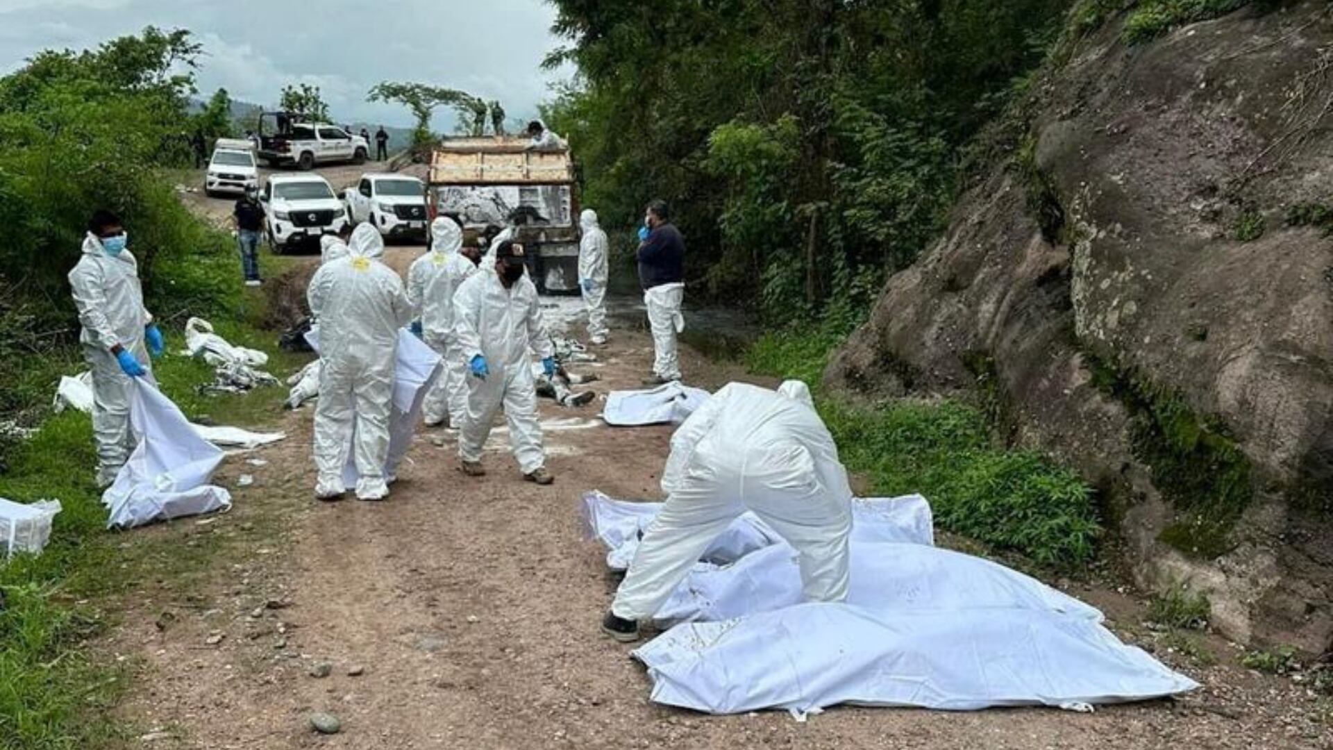 MATERIAL SENSIBLE. ESTA IMAGEN PUEDE OFENDER O INCOMODAR. Técnicos forenses trabajan en una zona donde las autoridades encontraron varios cadáveres vinculados a un tiroteo entre bandas criminales, en La Concordia, estado de Chiapas, México. 1 de julio de 2024. Fiscalía del Estado de Chiapas/Vía REUTERS/ ATENCIÓN EDITORES: IMAGEN SUMINISTRADA POR UN TERCERO/NI REVENTAS NI ARCHIVOS/MEJOR CALIDAD DISPONIBLE