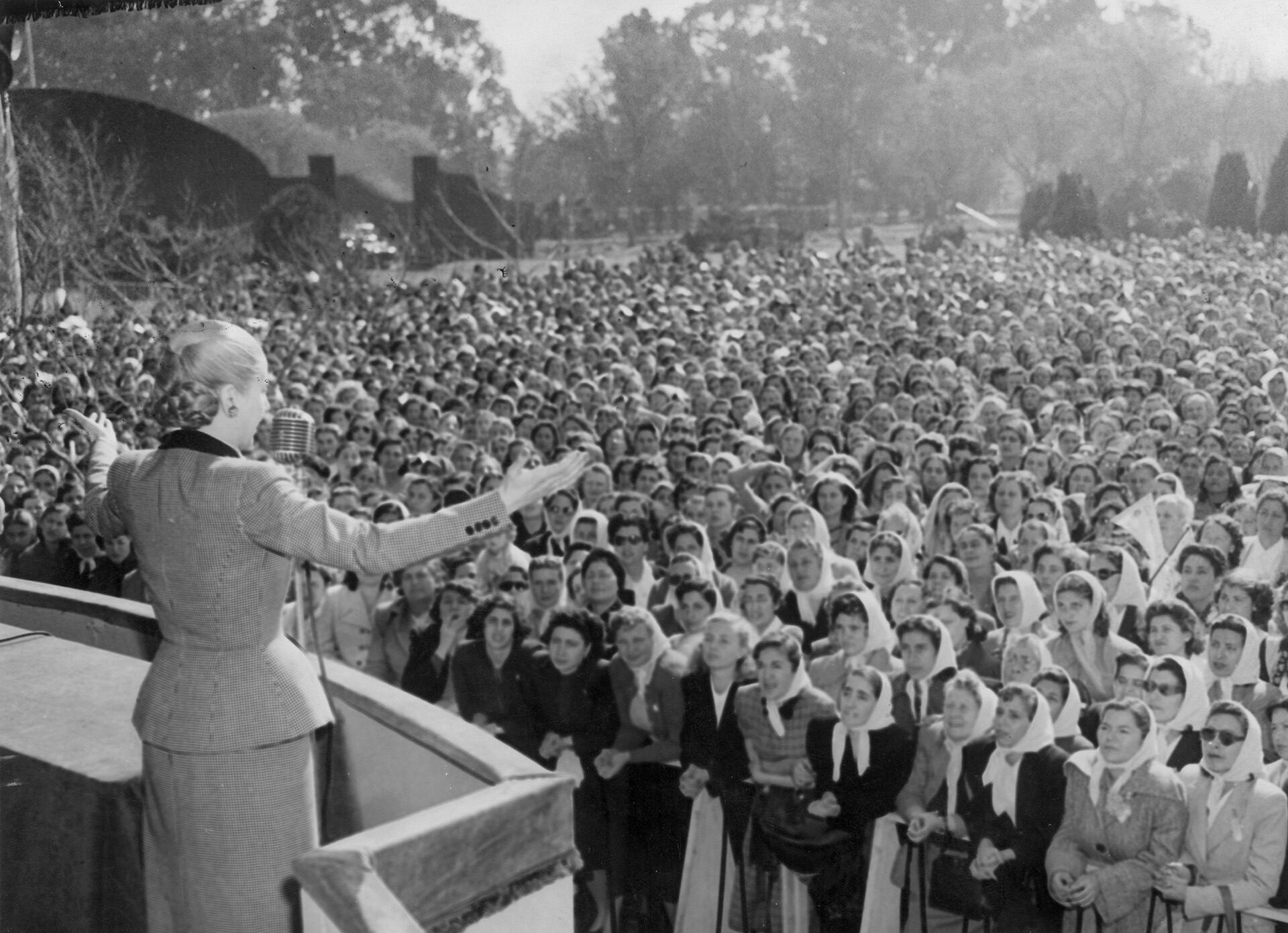 Acto de mujeres peronistas, presidido por Eva Perón. Fue el 24 de agosto de 1951 y ellas se aprestaban a votar por primera vez (Hulton Archive/Getty Images)