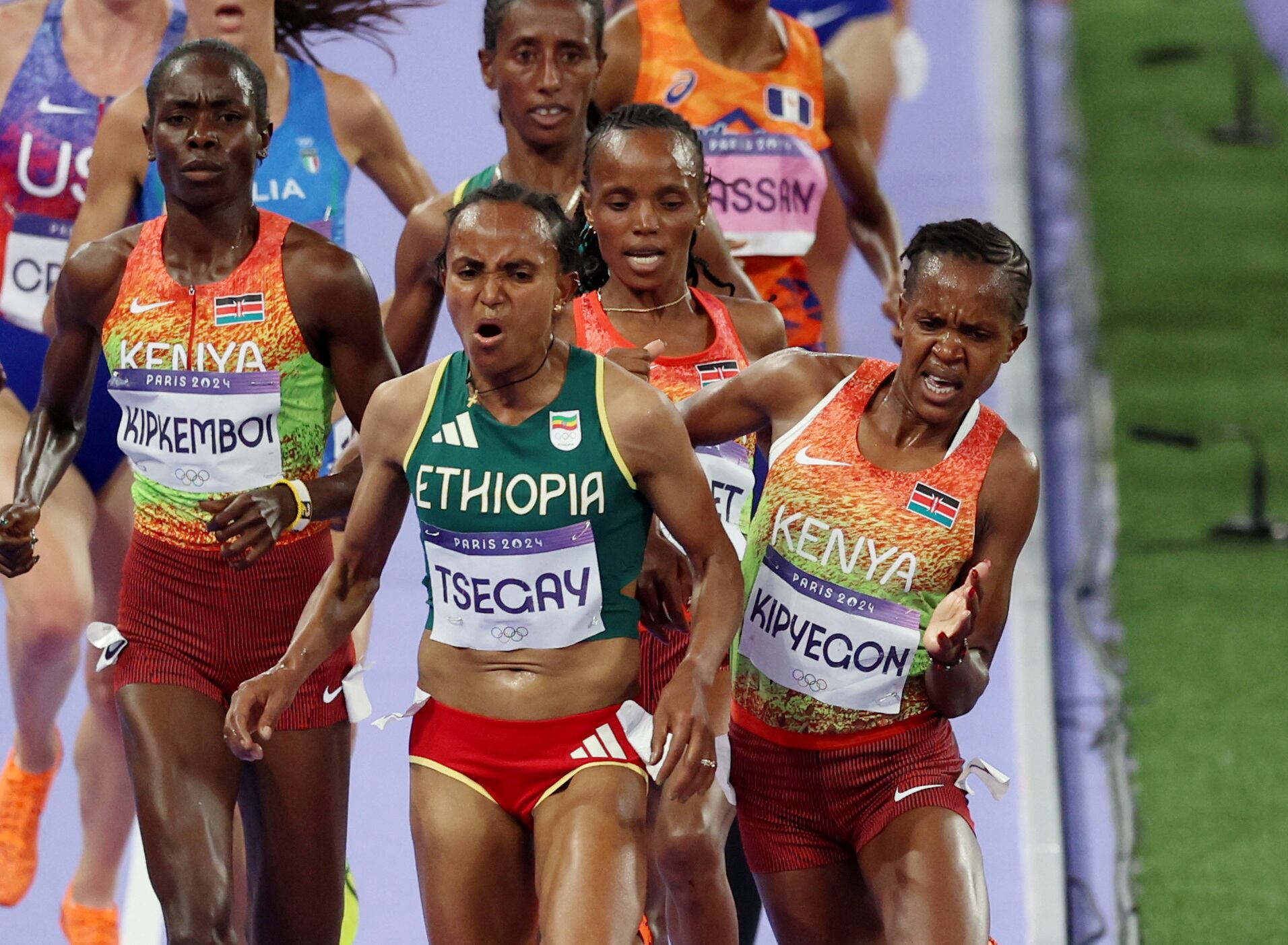 Otra postal de la queja de Gudaf Tsegay, quien quedó desgastada por la pelea y finalizó octava (REUTERS/Phil Noble)