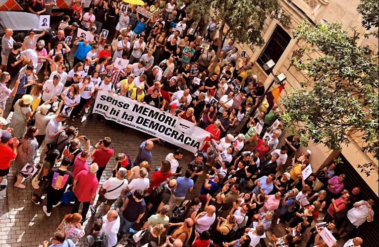 Concentración este jueves ante el Parlament de Baleares para pedir la dimisión el presidente de la Cámara Gabriel Le Senne y para manifestarse contra la derogación de la Ley de Memoria Democrática autonómica. (@MemoriaMallorca a través de X)