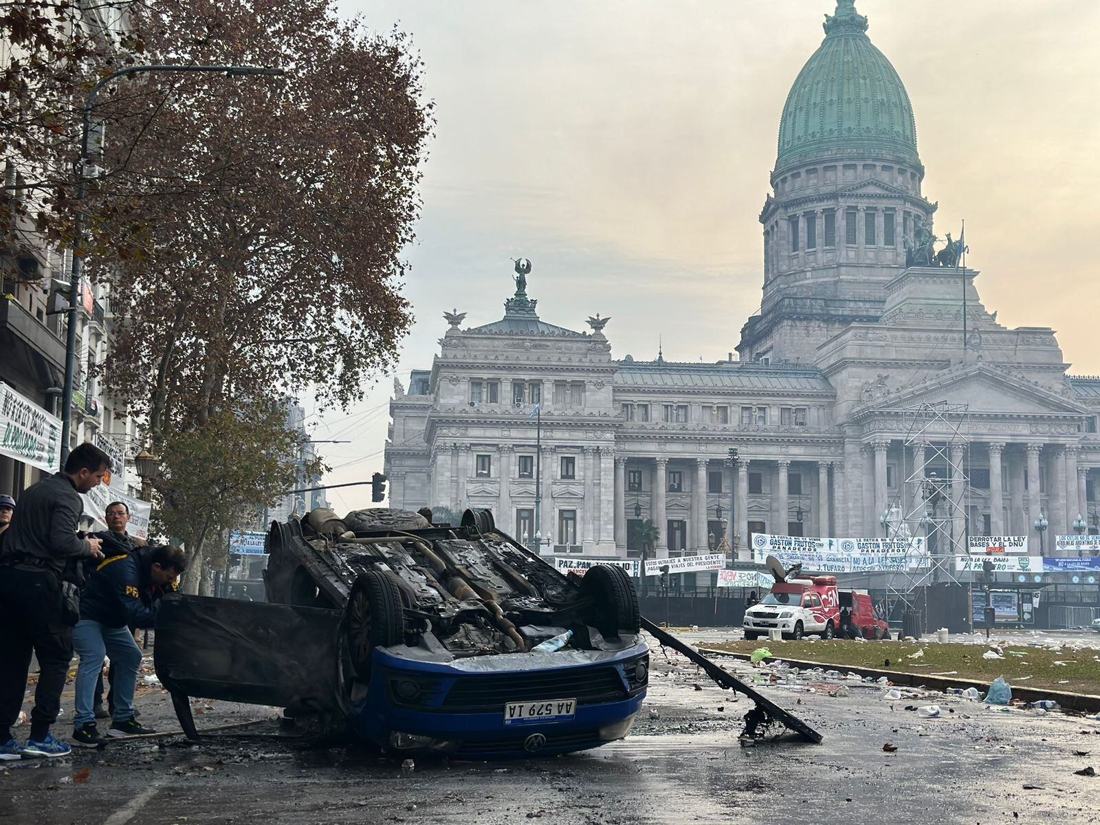 Ley Bases: en medio de los disturbios, manifestantes prendieron fuego un auto de Cadena 3