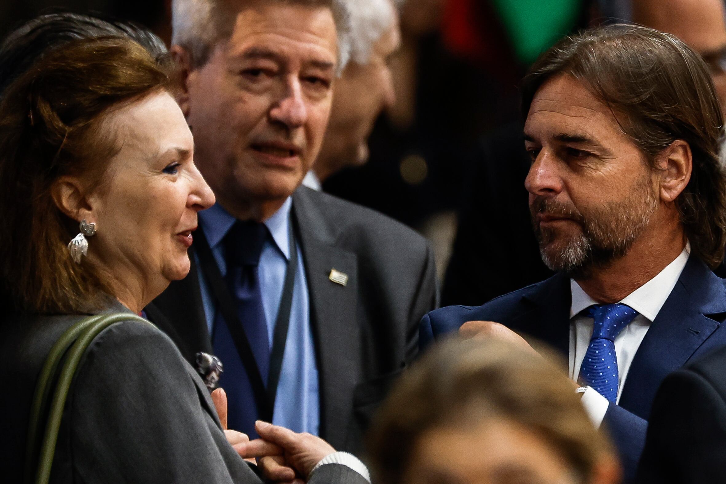 El presidente de Uruguay, Luis Alberto Lacalle Pou y la canciller de Argentina, Diana Mondino, en la cumbre de jefes de estado del Mercosur el lunes 8 de julio, en Asunción del Paraguay. Foto: EFE/ Antonio Lacerda.
