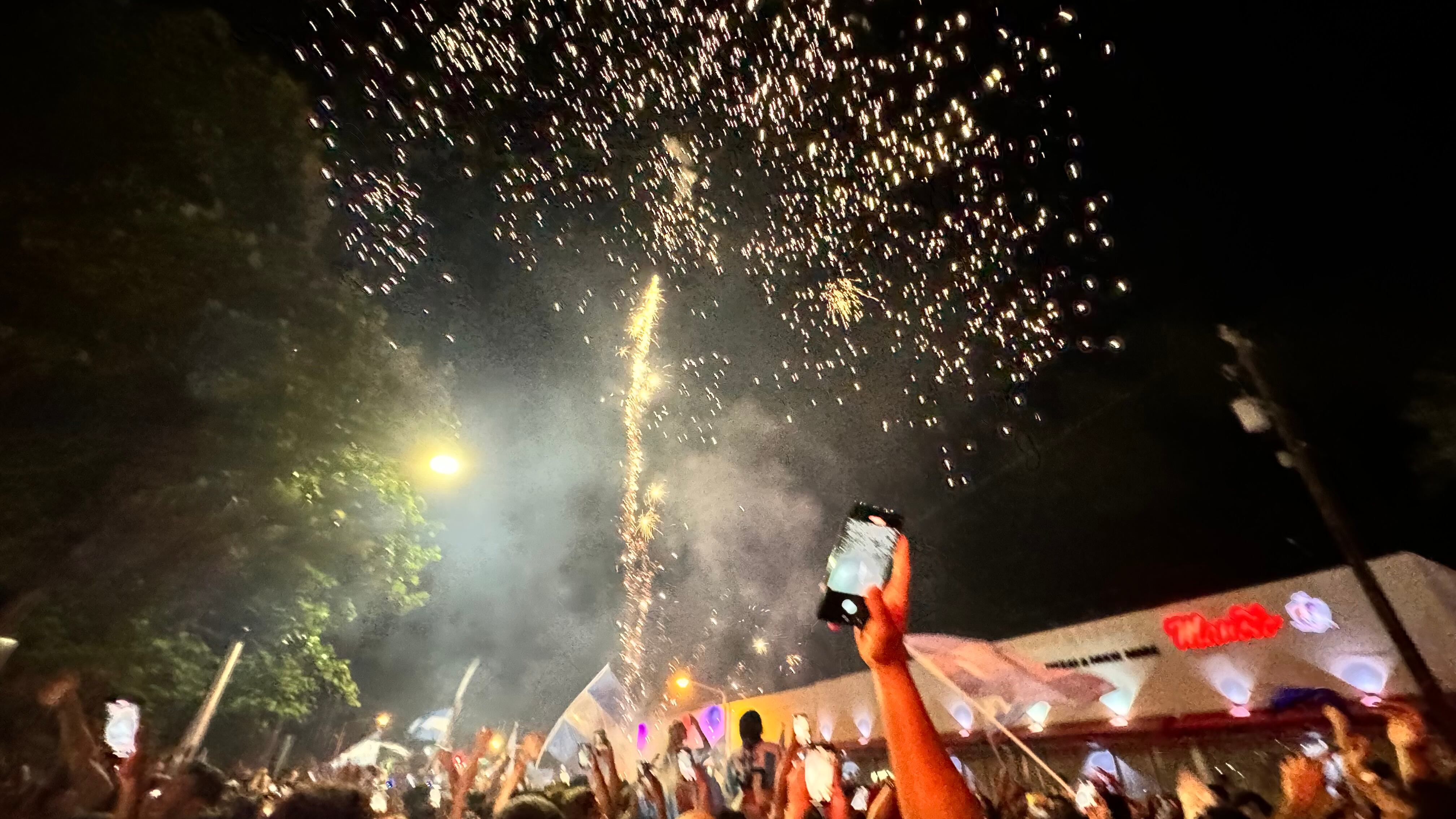 Una multitud de hinchas argentinos, vestidos con camisetas de la selección y agitando banderas celestes y blancas, celebra en las calles de Miami Beach durante la noche. La gente se muestra eufórica, tomando fotos y cantando, en una atmósfera festiva y llena de emoción tras la victoria de la Selección Argentina en la Copa América.