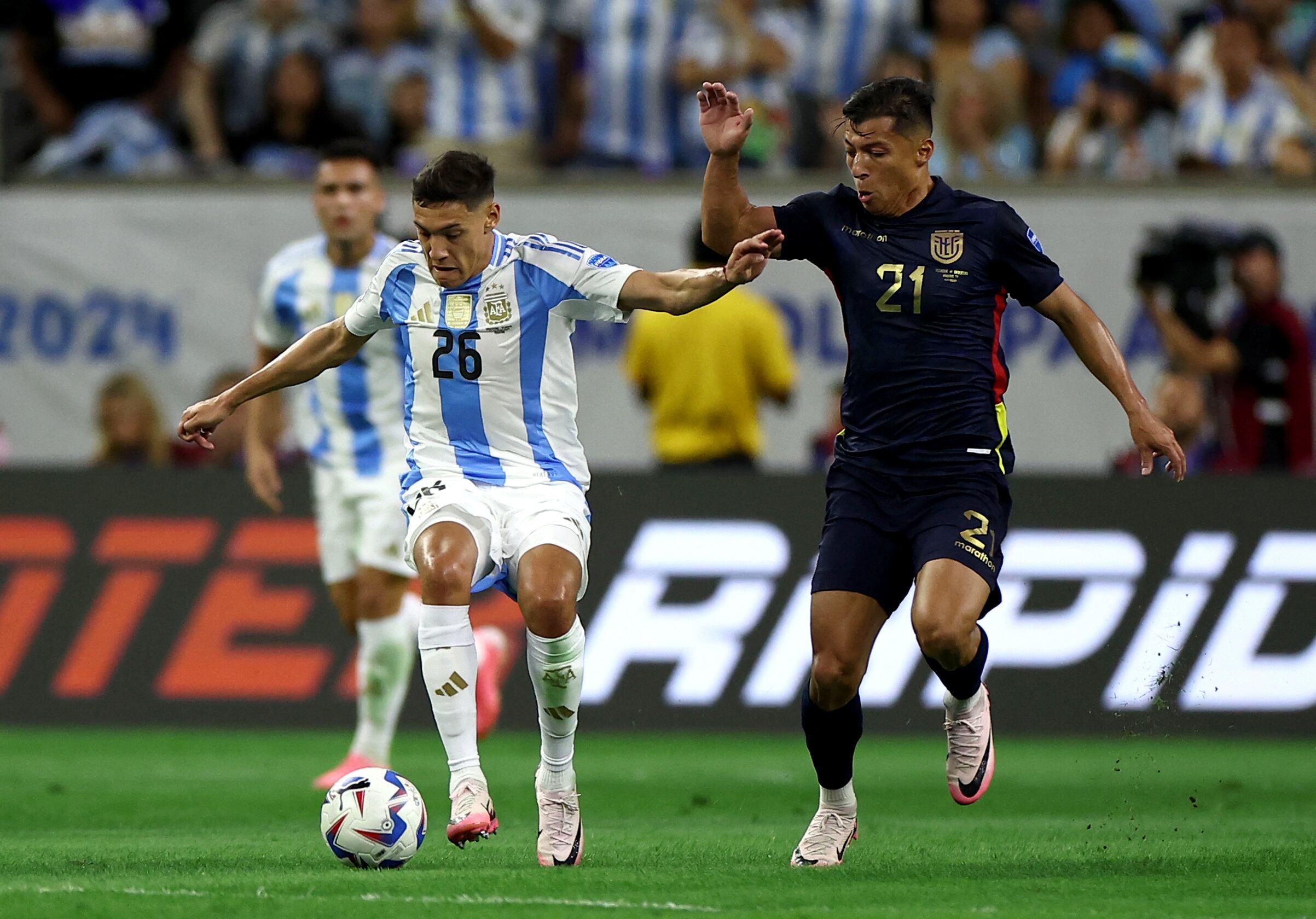 Nahuel Molina cuida la pelota ante la marca de Alan Franco 