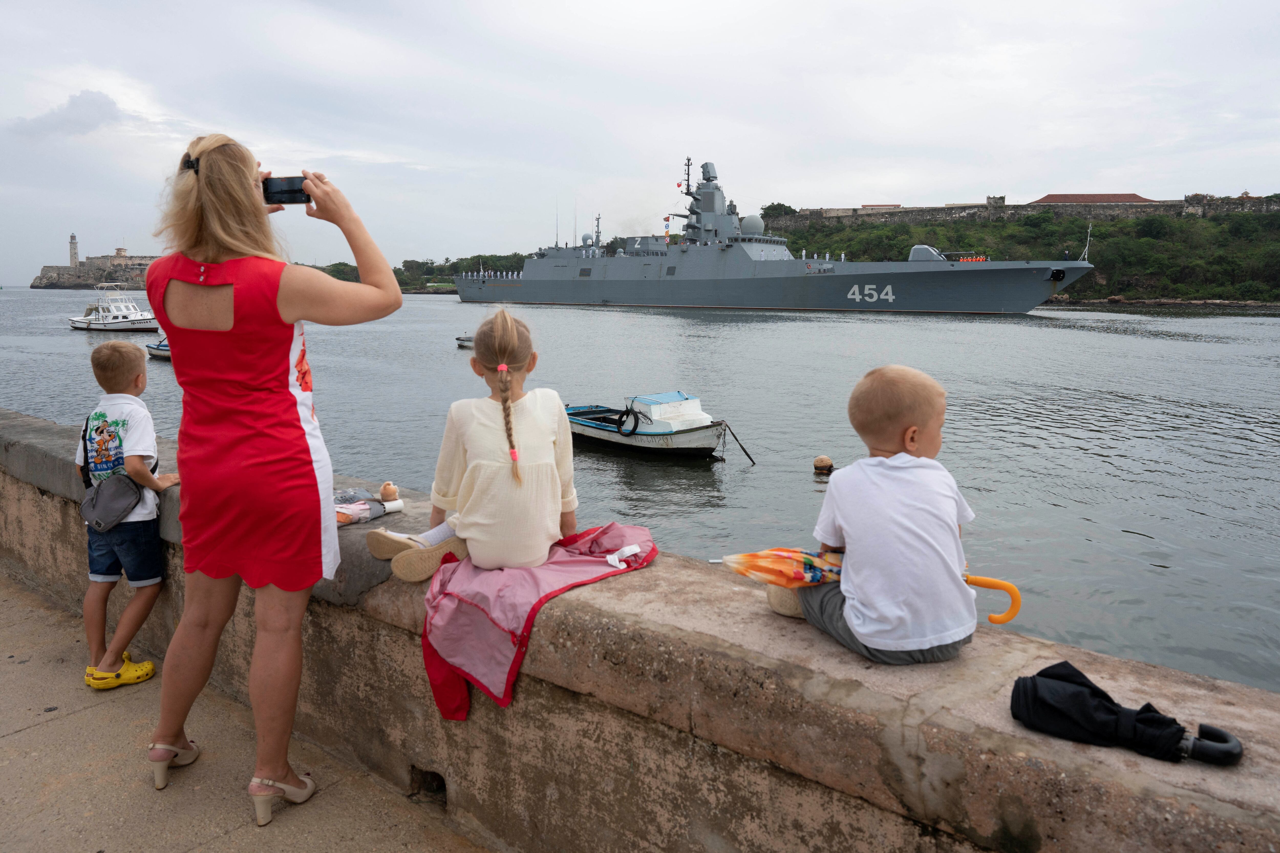 Miembros de la comunidad rusa en La Habana observan la fragata Gorshkov entrando en la bahía (REUTERS/Alexandre Meneghini)