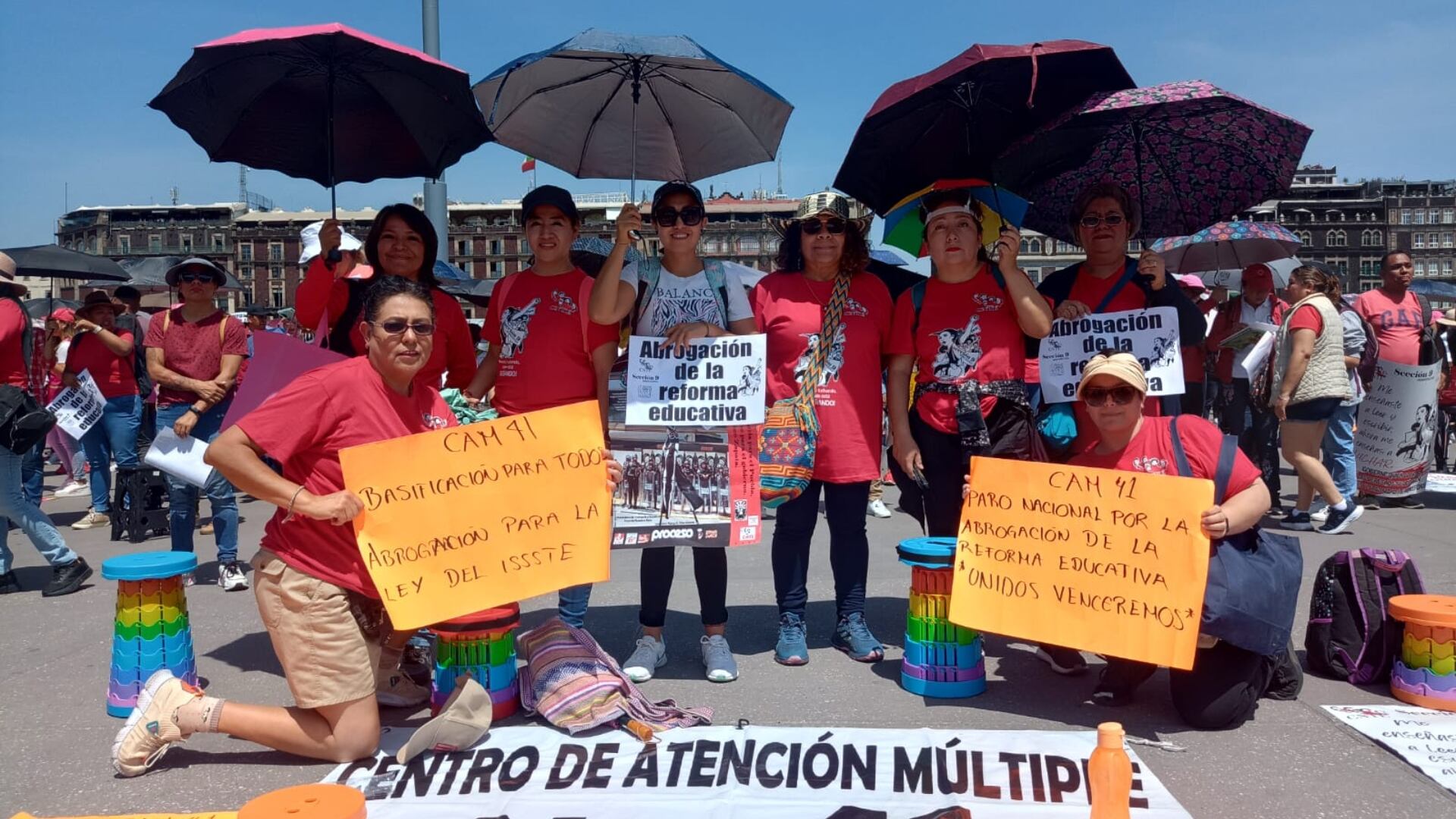 Foto de maestros de la CNTE que protestan en el Zócalo de la CDMX este martes 11 de junio