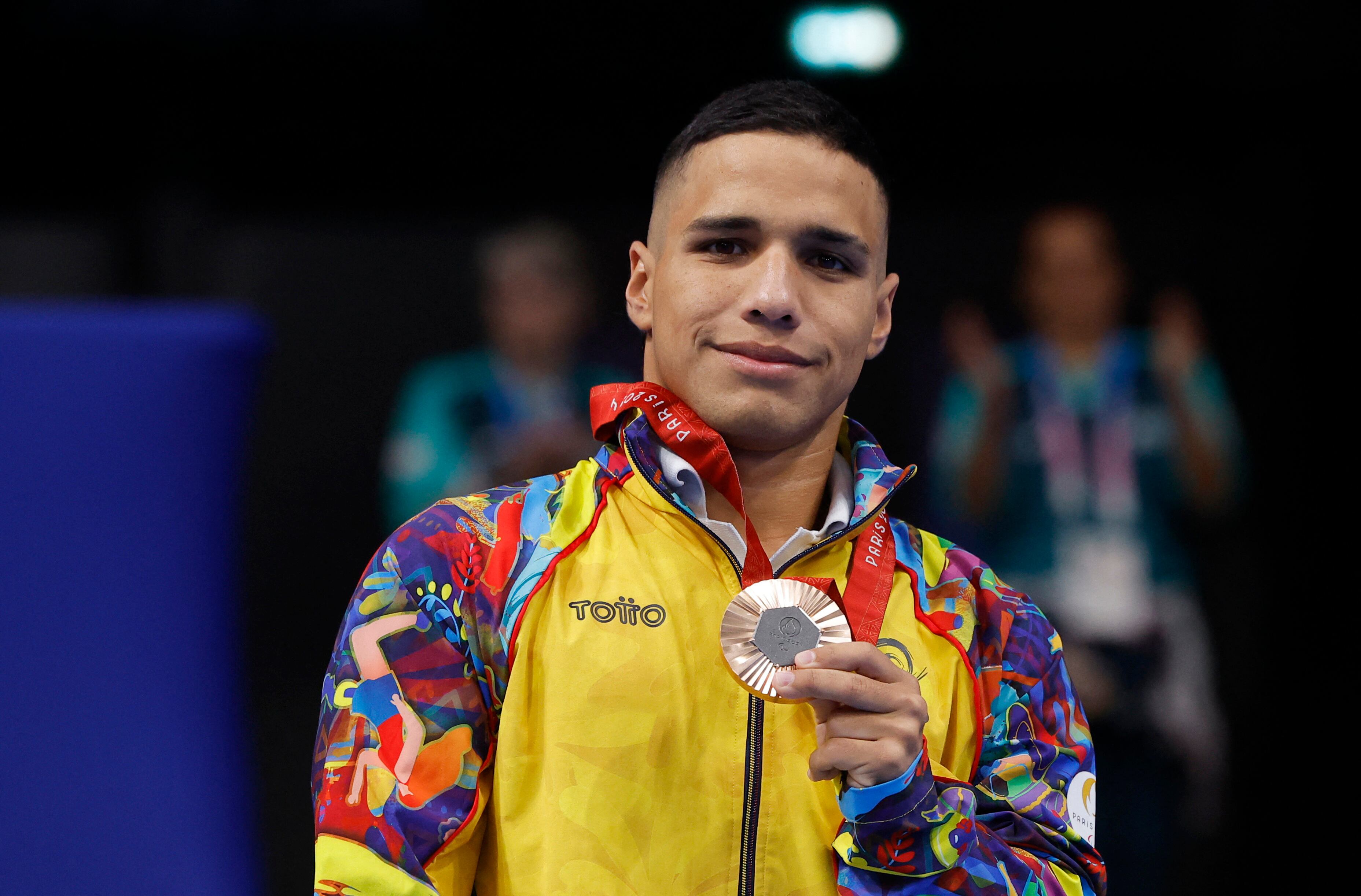 Carlos Serrano posa con su medalla de bronce en los Juegos Paralímpicos de París 2024 - crédito REUTERS/Andrew Couldridge