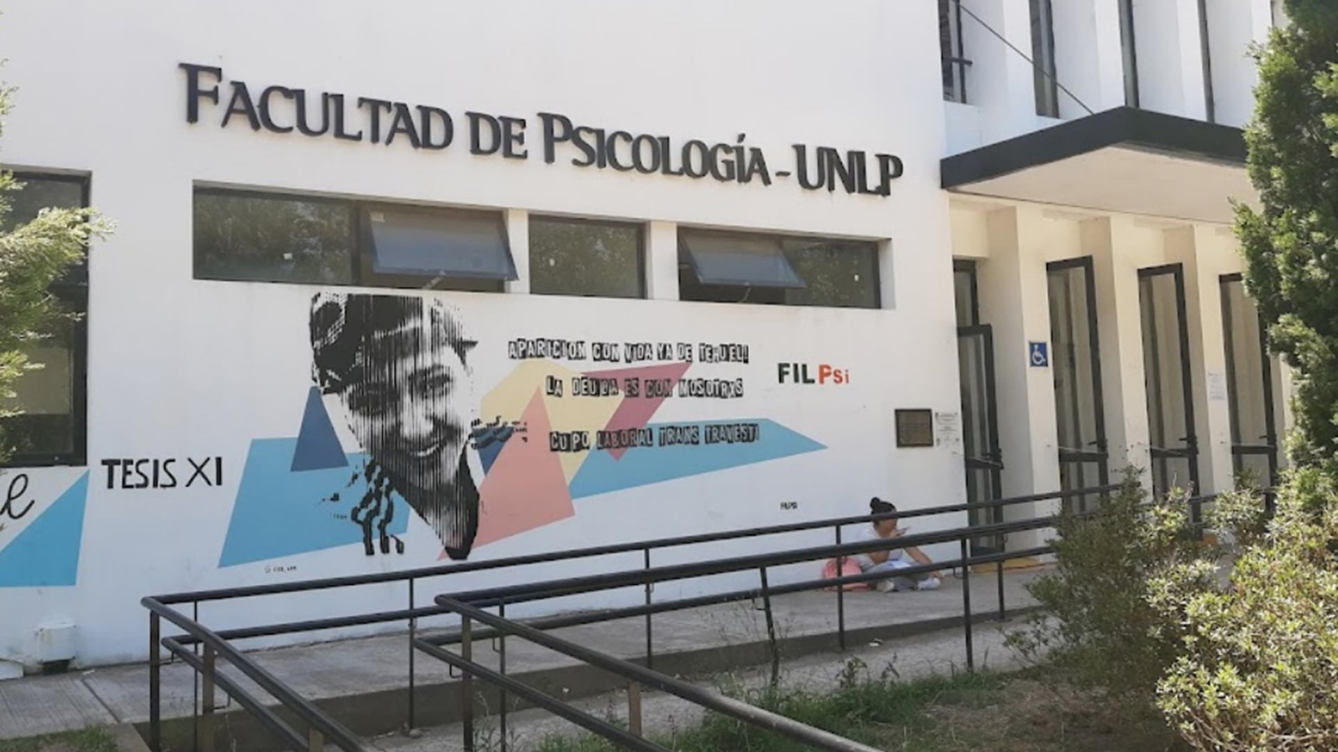 La Plata: investigan la muerte de un alumno que cayó desde el tercer piso de la Facultad de Psicología 