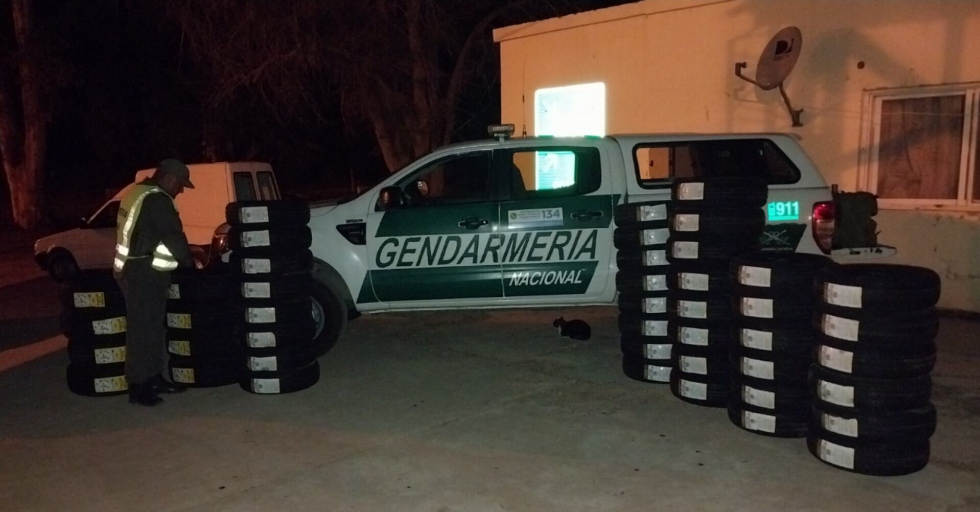 Gendarmería interceptó dos utilitario en San Juan que transportaban más de 40 neumáticos de contrabando (GNA)