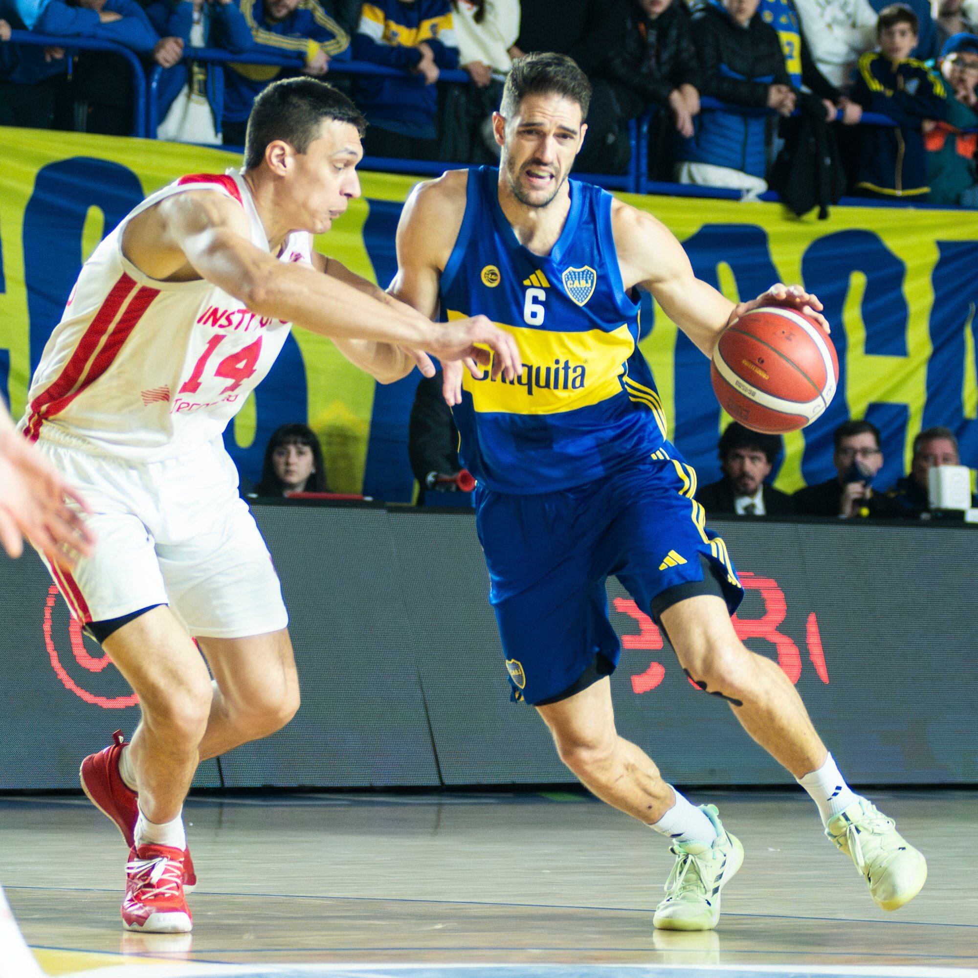 Marcos Mata avanza con la pelota ante la marca de Saiz (@LigaNacional)