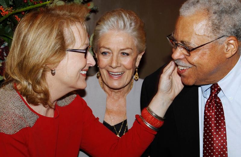 Foto de archivo de James Earl Jones junto a Meryl Streep y Vanessa Redgrave en Londres (REUTERS/Luke MacGregor)