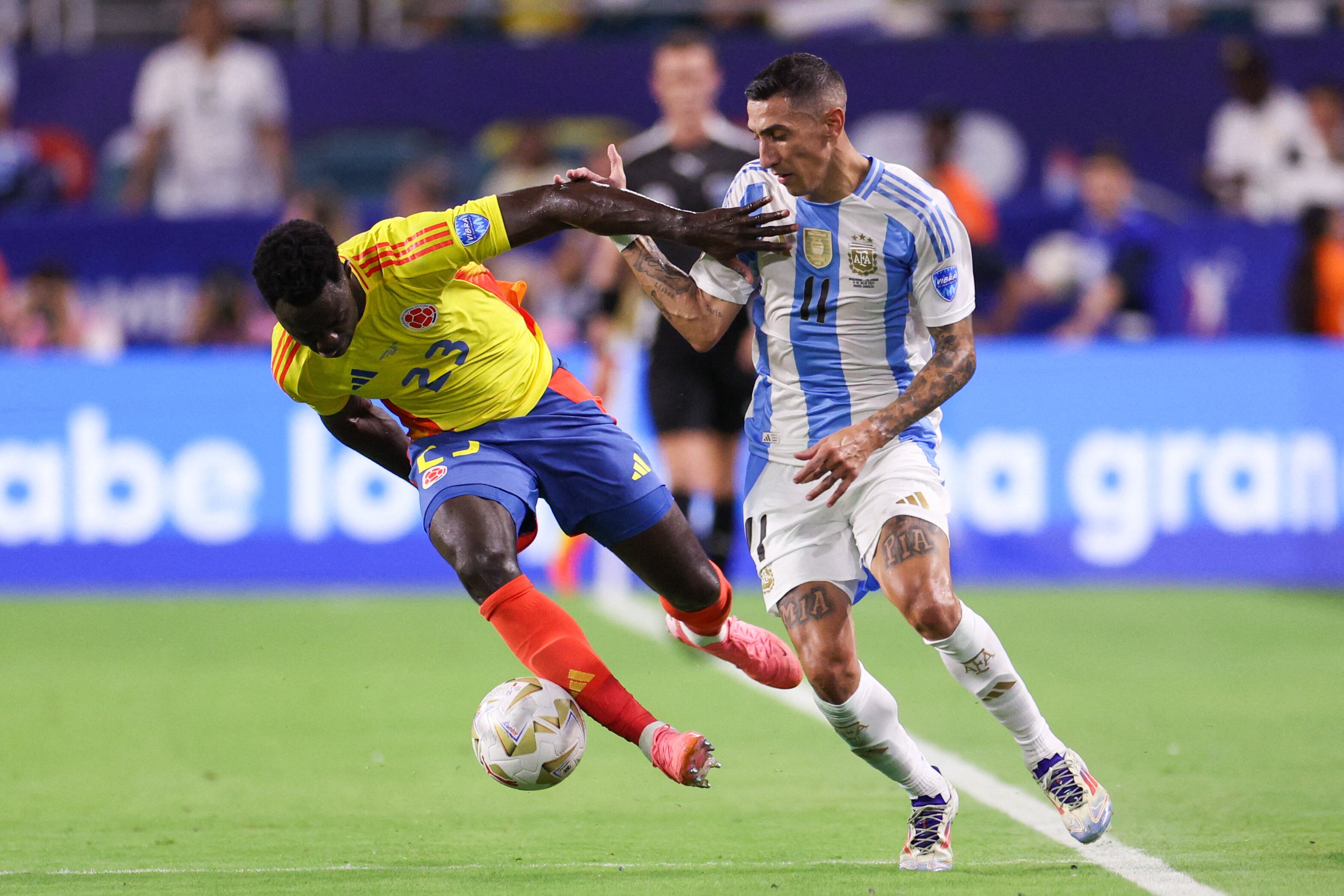 Davinson Sánchez enfrentando a Ángel Di María en la final de la Copa América, entre Colombia y Argentina - crédito Nathan Ray Seebeck/USA TODAY Sports