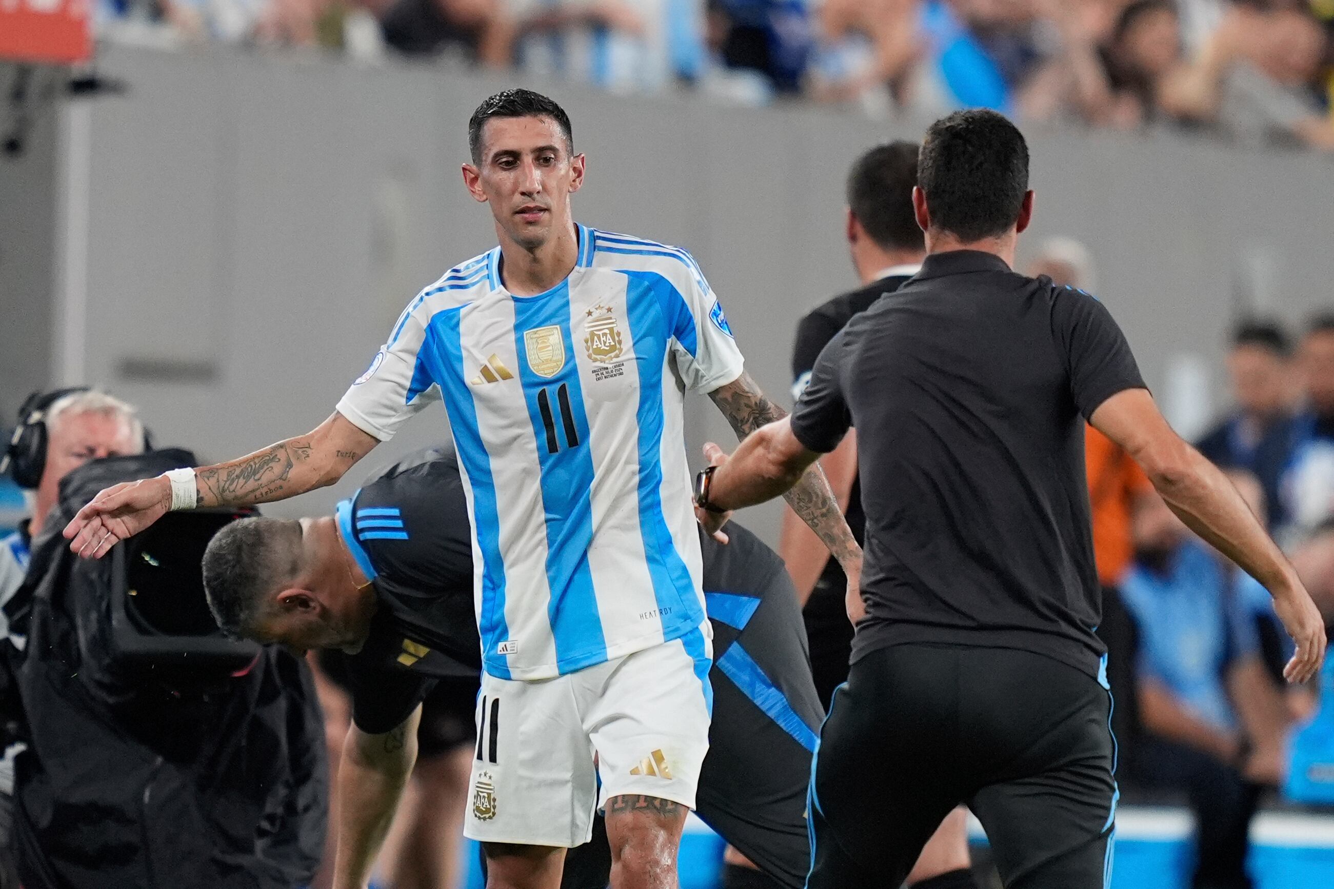 El volante argentino Angel Di María tras ser sustituido en la semifinal contra Canadá en la Copa América, el martes 9 de julio de 2024, en East Rutherford, Nueva Jersey. (AP Foto/Julia Nikhinson)