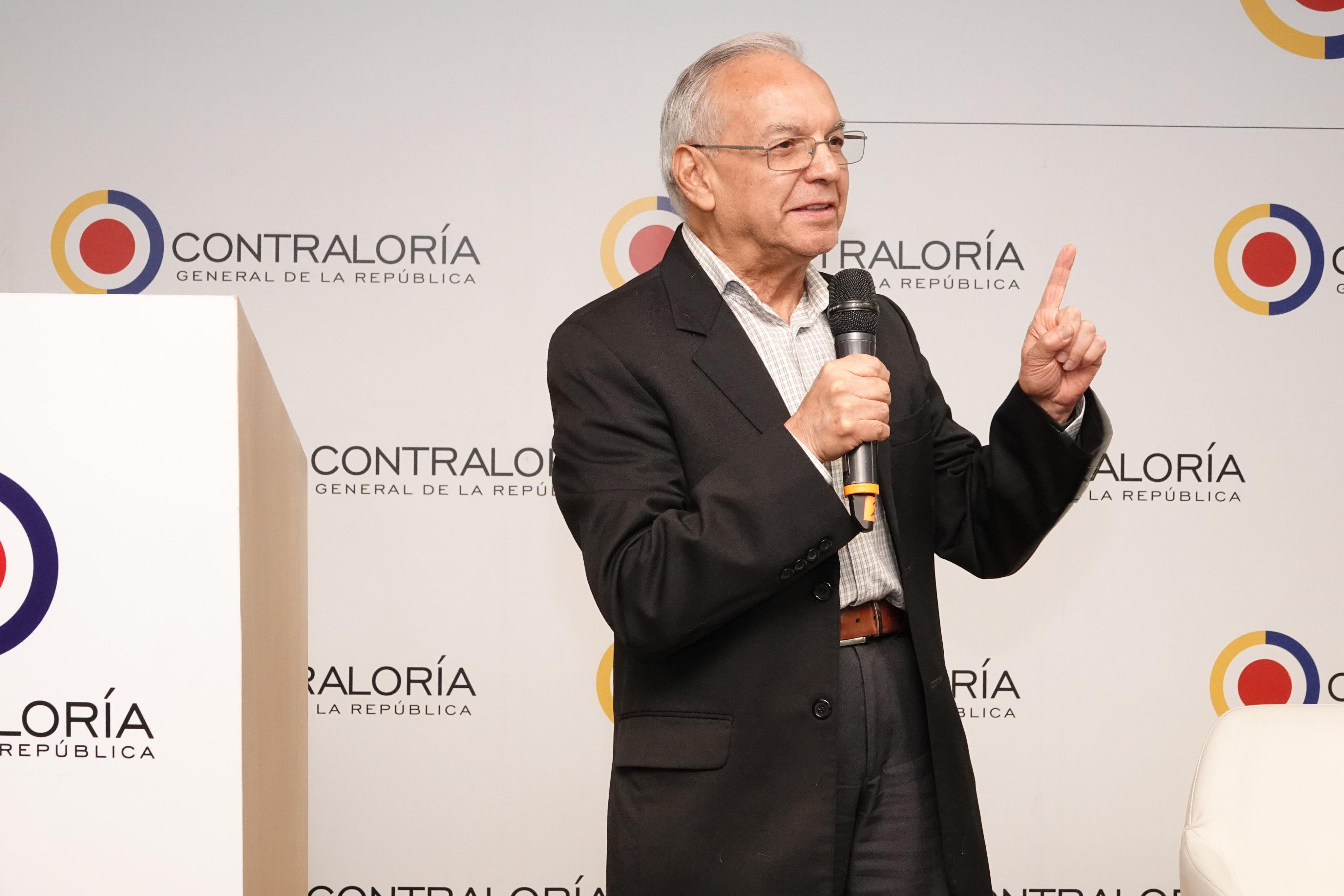 Ricardo Bonilla, ministro de Hacienda, durante el lanzamiento de la edición 327 de la Revista de Economía Colombiana de la Contraloría General de la República - crédito Contraloría General de la República