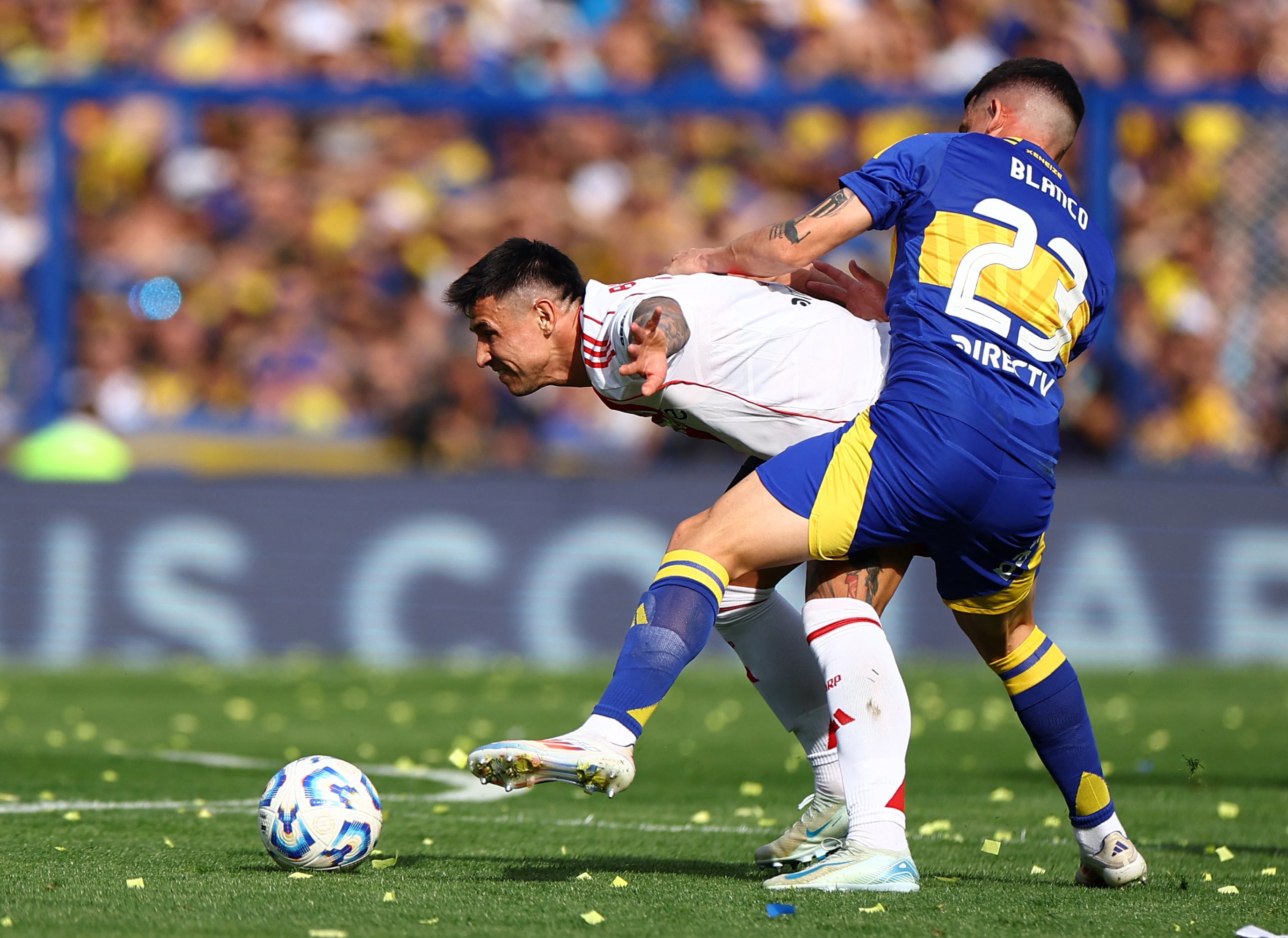 Blanco contra Bareiro en el Superclásico. Ahora, River está en ventaja (REUTERS/Agustin Marcarian)