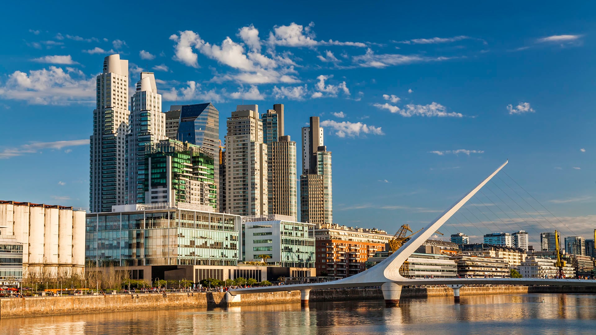 Una postal clásica de Buenos Aires, que es una de las puertas de entrada de los visitantes del ámbito internacional según los especialistas consultados por Infobae (Getty)