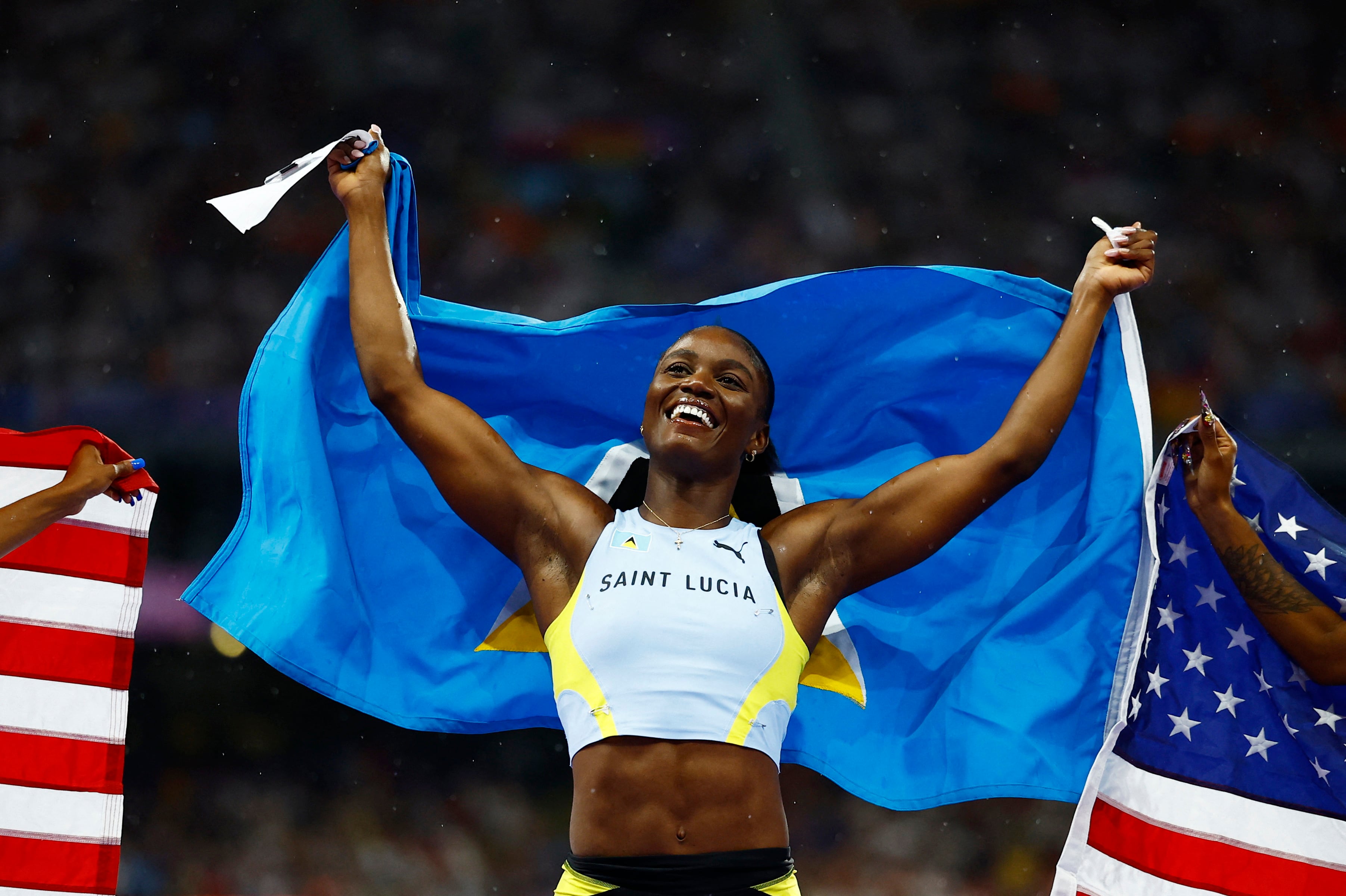 Julien Alfred con la bandera de Santa Lucía tras ganar la medalla dorada en París 2024 (REUTERS/Sarah Meyssonnier)