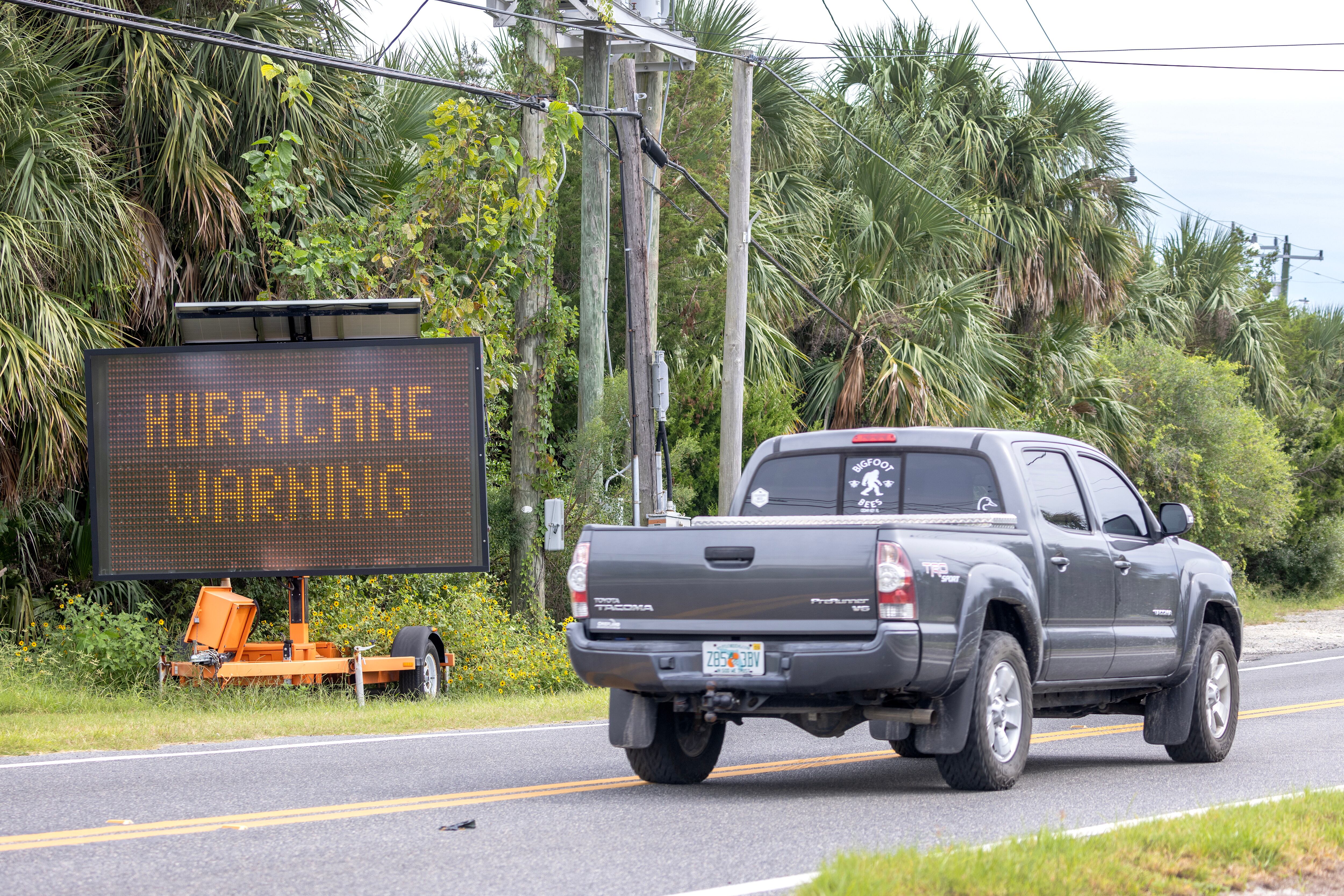 Carteles de advertencia sobre el huracán en un condado de Florida, EE.UU. (EFE/CRISTÓBAL HERRERA-ULASHKEVICH)
