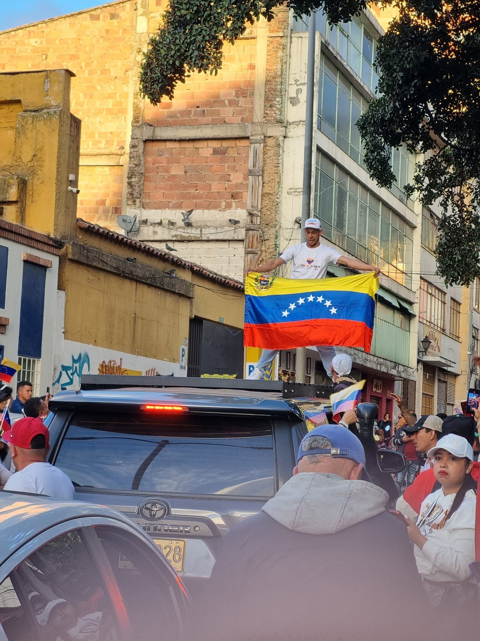 Ciudadanos venezolanos ondean la bandera de su país en el centro de Bogotá - crédito @sorrento92 / X