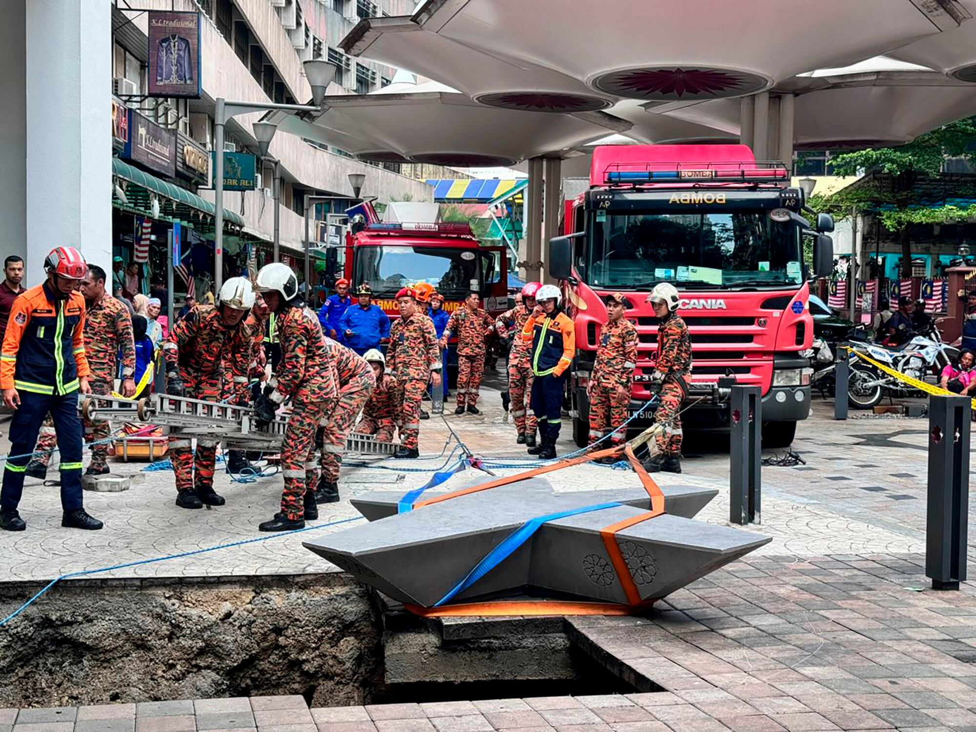 Una mujer cayó en un sumidero en Kuala Lumpur