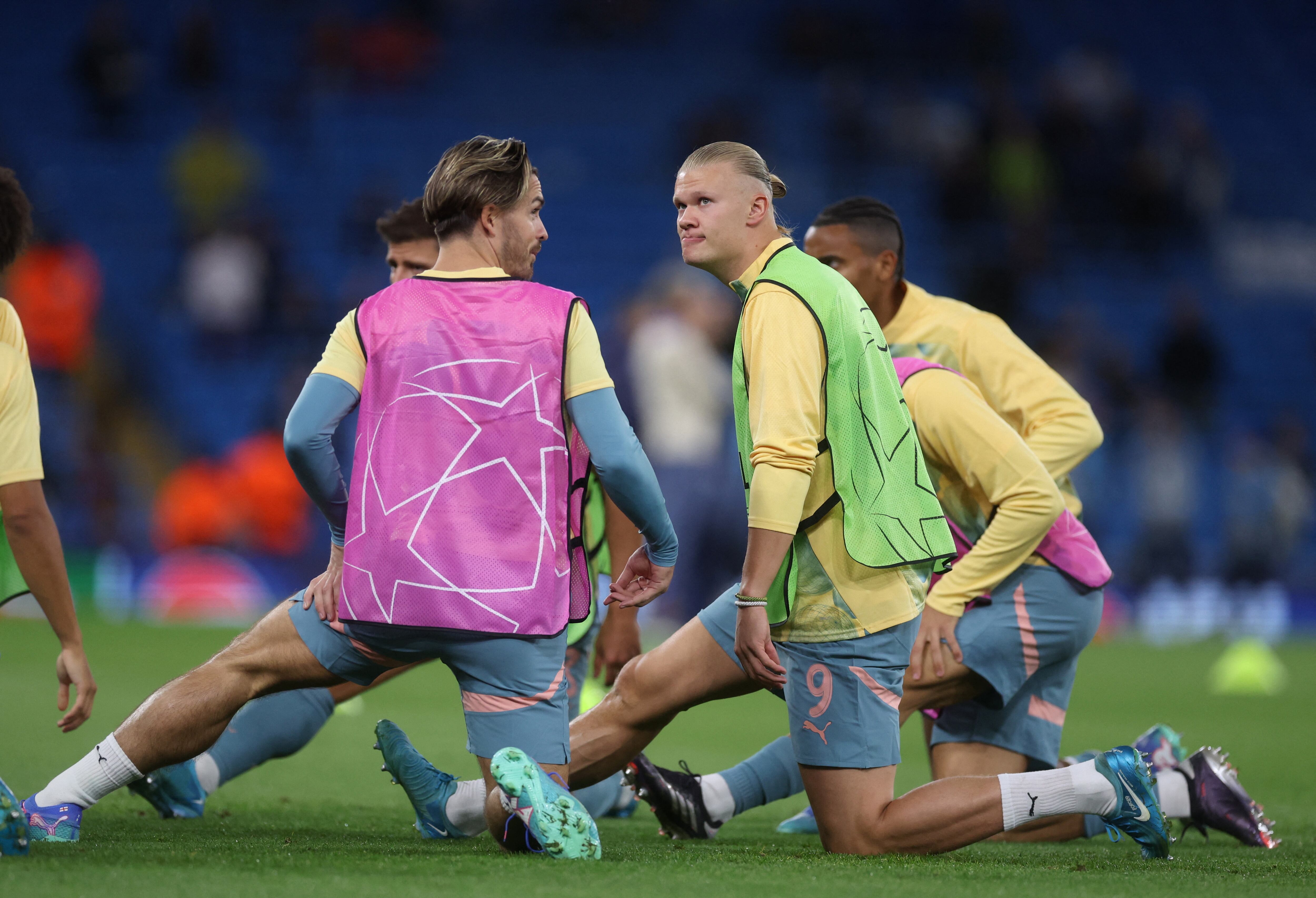 Erling Haaland y Jack Graelish hacen la entrada en calor en el Etihad Stadium de Manchester (Reuters/Lee Smith)