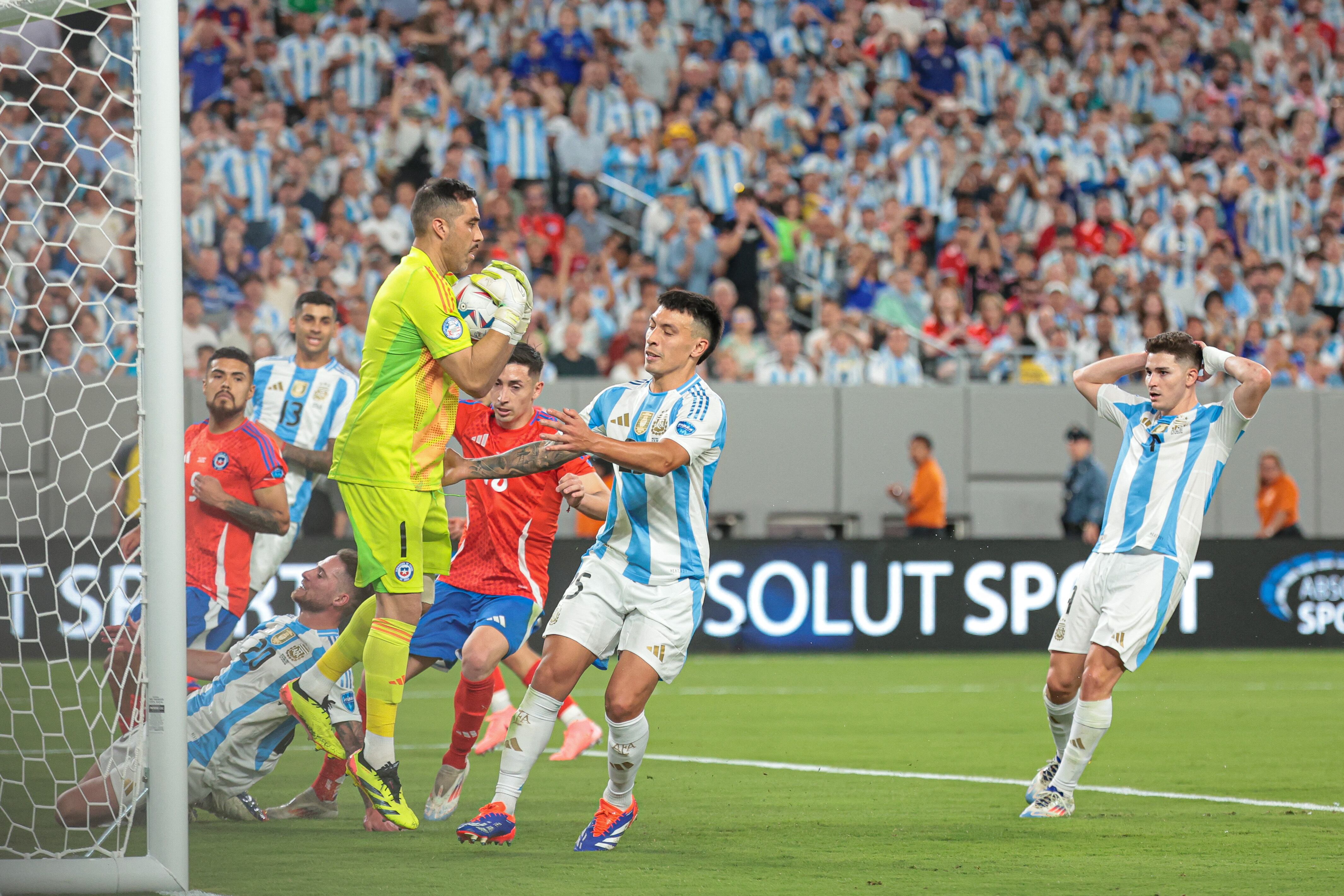 El partido de Chile ante Argentina por Copa América 2024 fue el último que Claudio Bravo disputó. - créditos: Vincent Carchietta-USA TODAY Sports