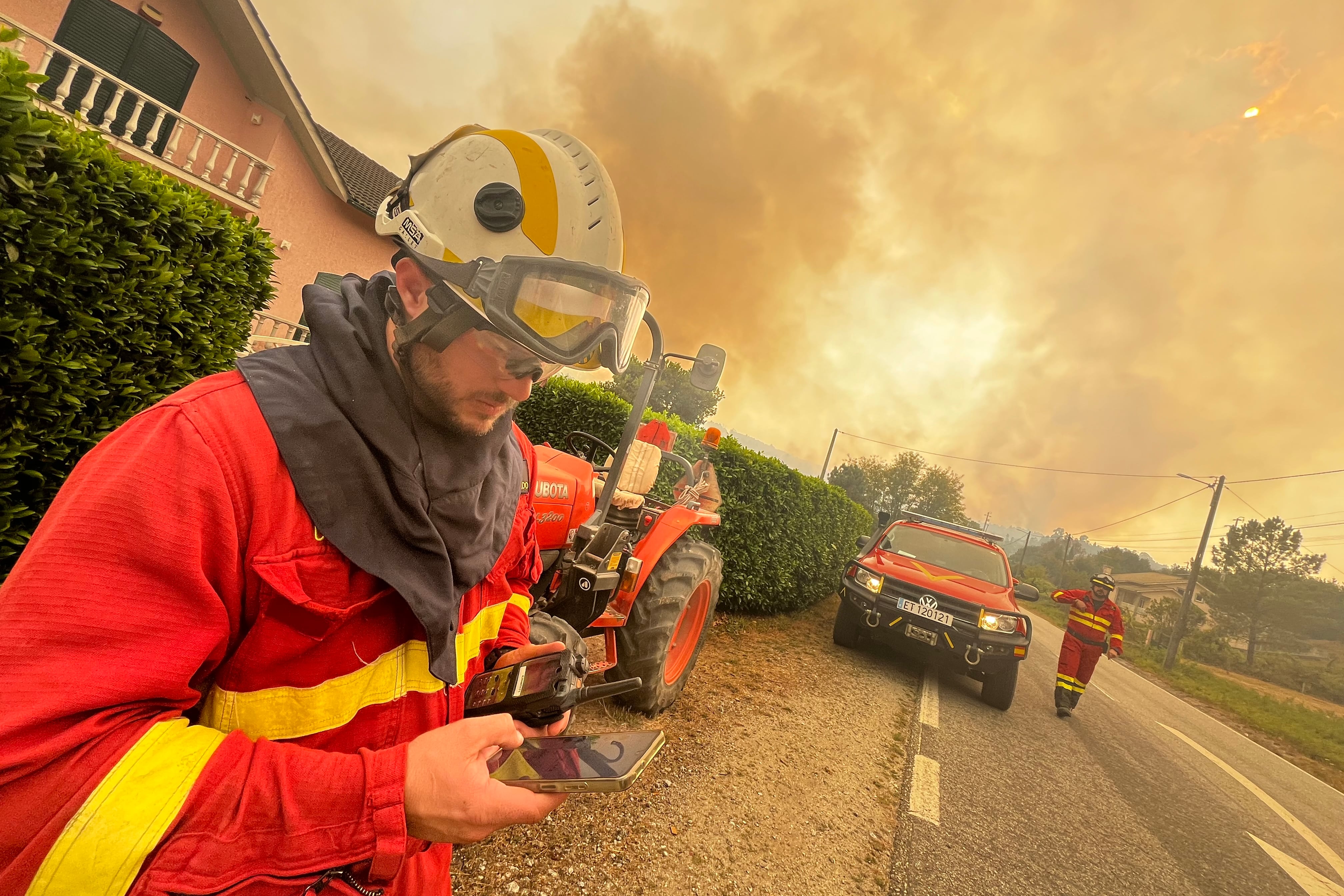 Efectivos continúan la lucha contra el centenar de incendios que asolan Portugal