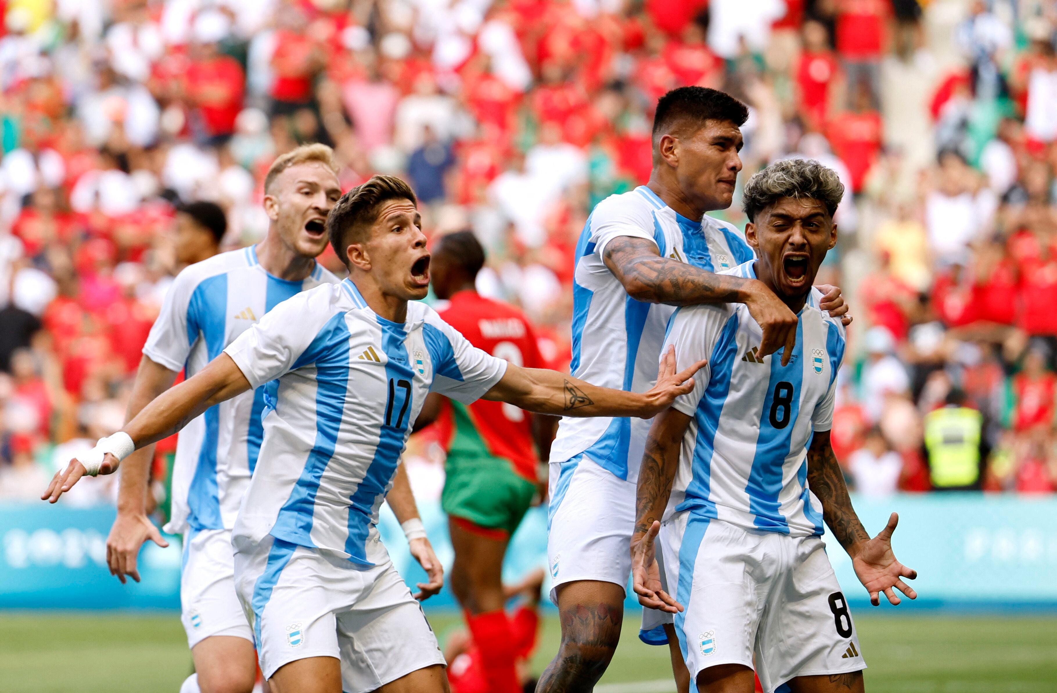 El festejo alocado de Cristian Medina tras convertir el gol del empate ante Marruecos. El tanto fue anulado una hora y media después tras comprobarse que había posición adelantada (REUTERS/Thaier Al-Sudani)