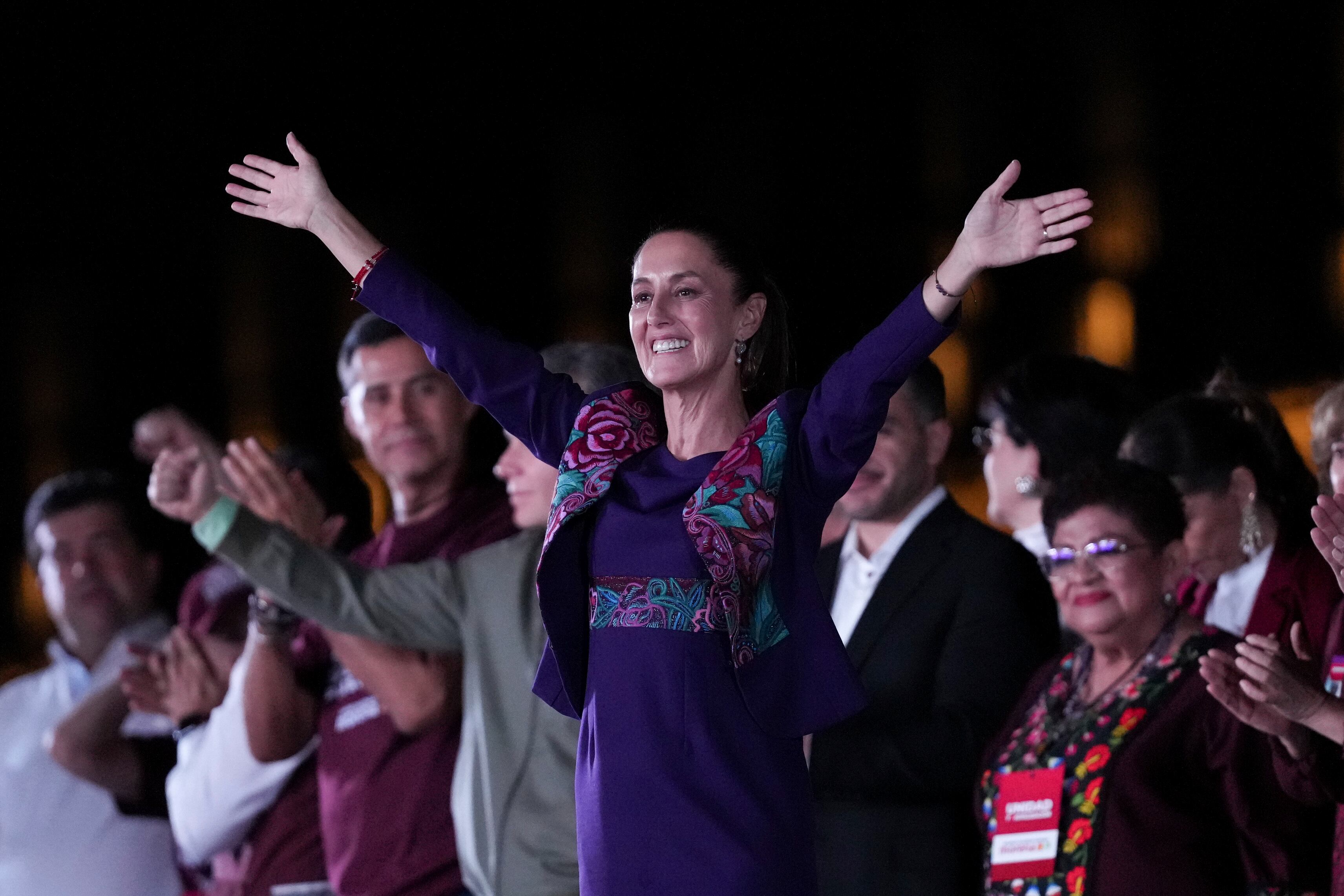 La presidenta electa Claudia Sheinbaum se dirige a sus seguidores en la plaza del Zócalo, tras el anuncio del conteo rápido oficial en las elecciones generales, en la madrugada del lunes 3 de junio de 2024. (AP Foto/Marco Ugarte)