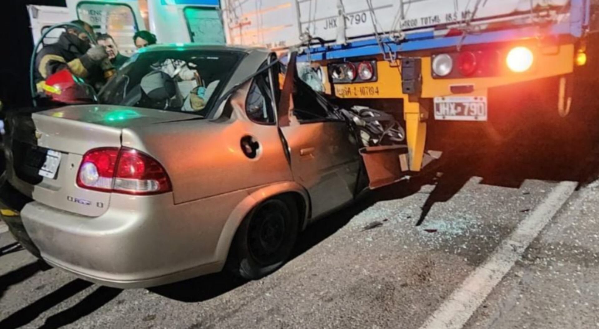 Tragedia en la ruta 7 en Mendoza: un hombre murió y hay tres heridos luego que un auto chocara contra un camión estacionado (Ministerio de Seguridad de Mendoza)