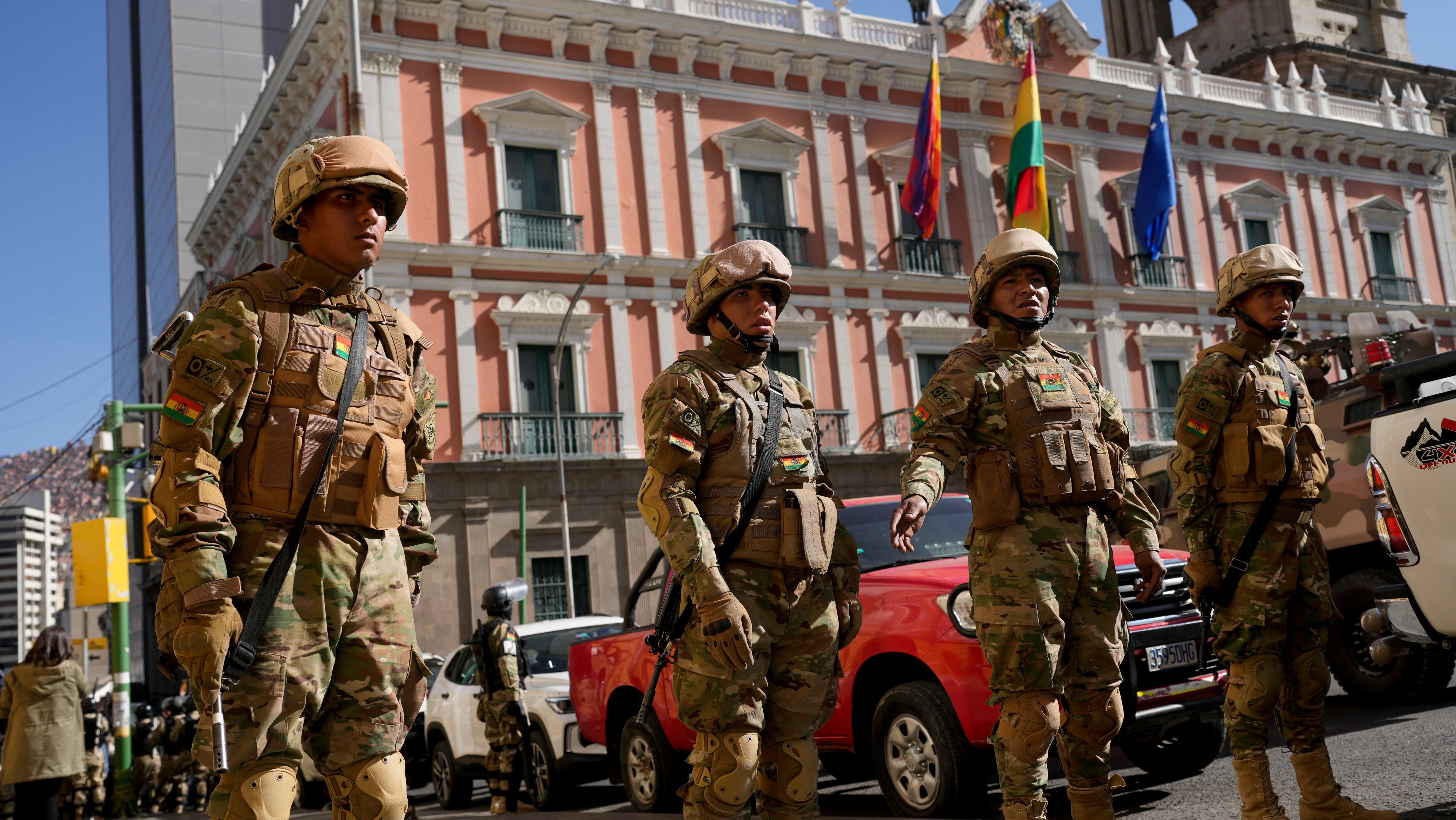 Soldados hacen guardia frente al palacio presidencial en la Plaza Murillo en La Paz, Bolivia, el miércoles 26 de junio de 2024. (AP Foto/Juan Karita)