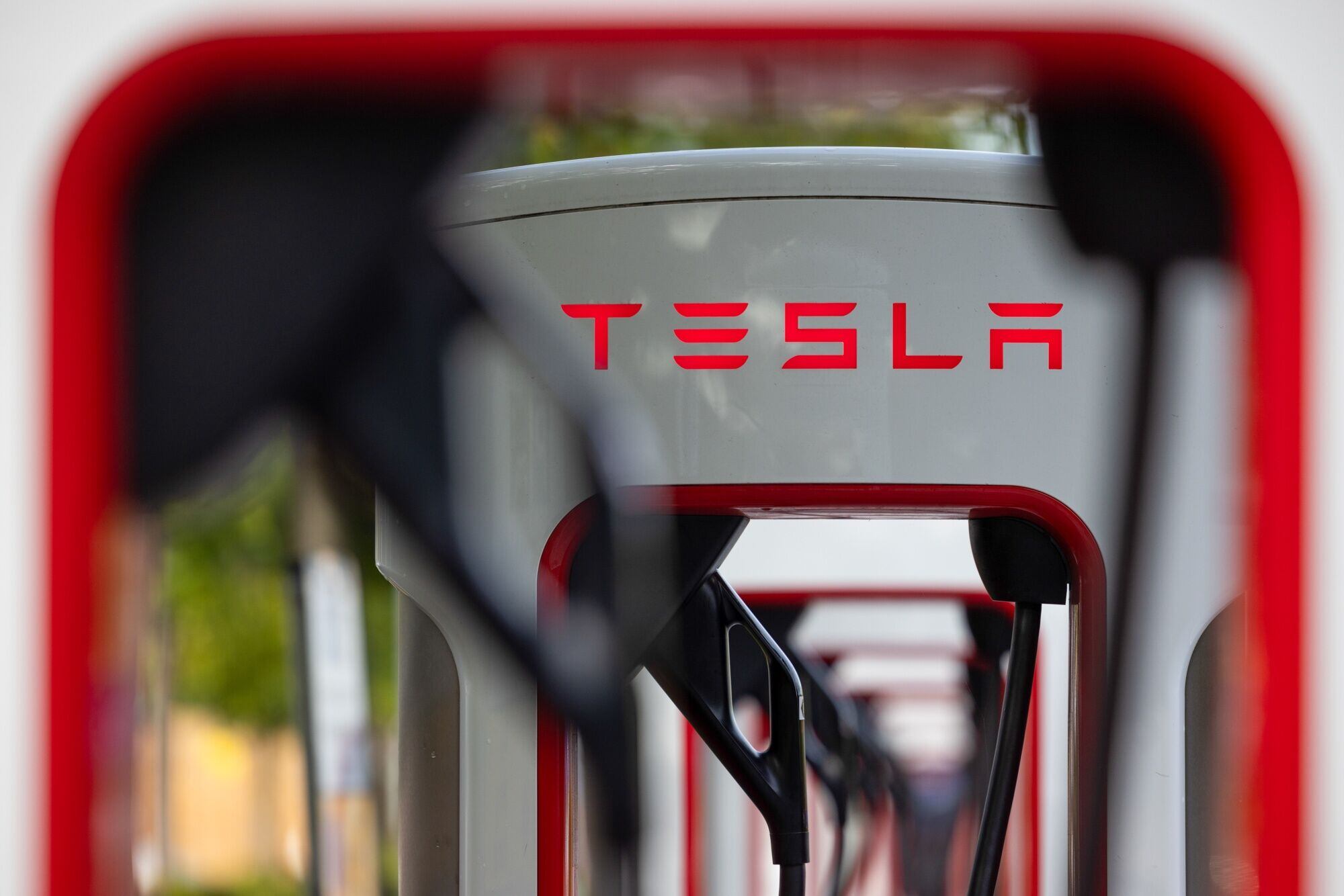 Tesla no sólo fue el primer fabricante de gran volumen de autos eléctricos, sino el que enfrentó también la falta de infraestructura creando su propia red de cargadores públicos (Chris Ratcliffe/Bloomberg)