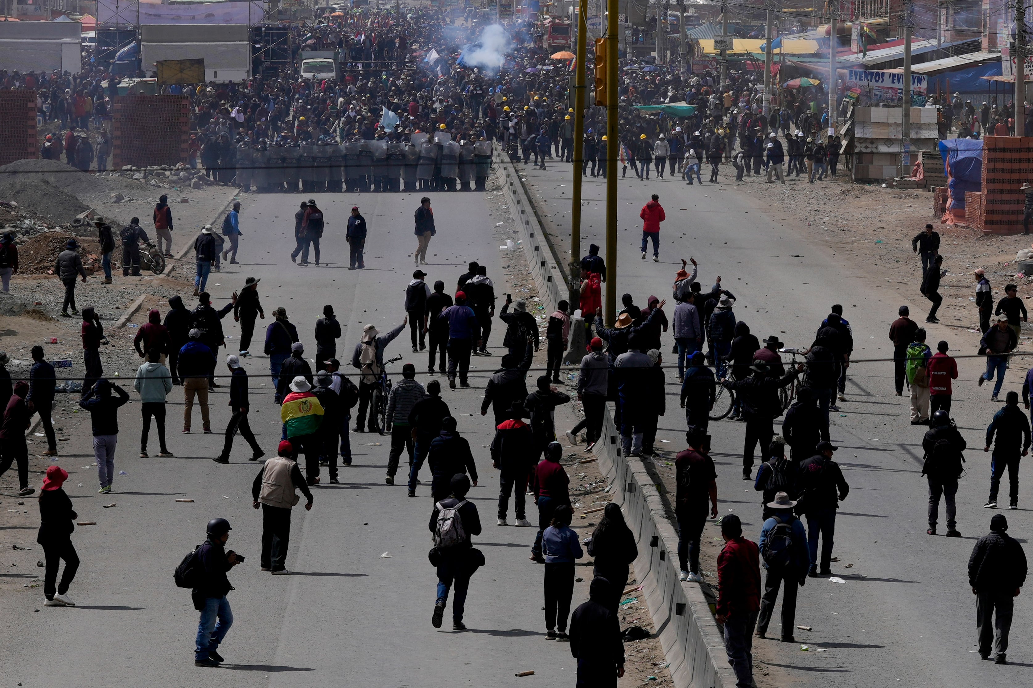 Partidarios del expresidente Evo Morales (abajo) avanzan hacia simpatizantes del actual presidente Luis Arce en El Alto, Bolivia, el domingo 22 de septiembre de 2024. (Foto AP/Juan Karita)