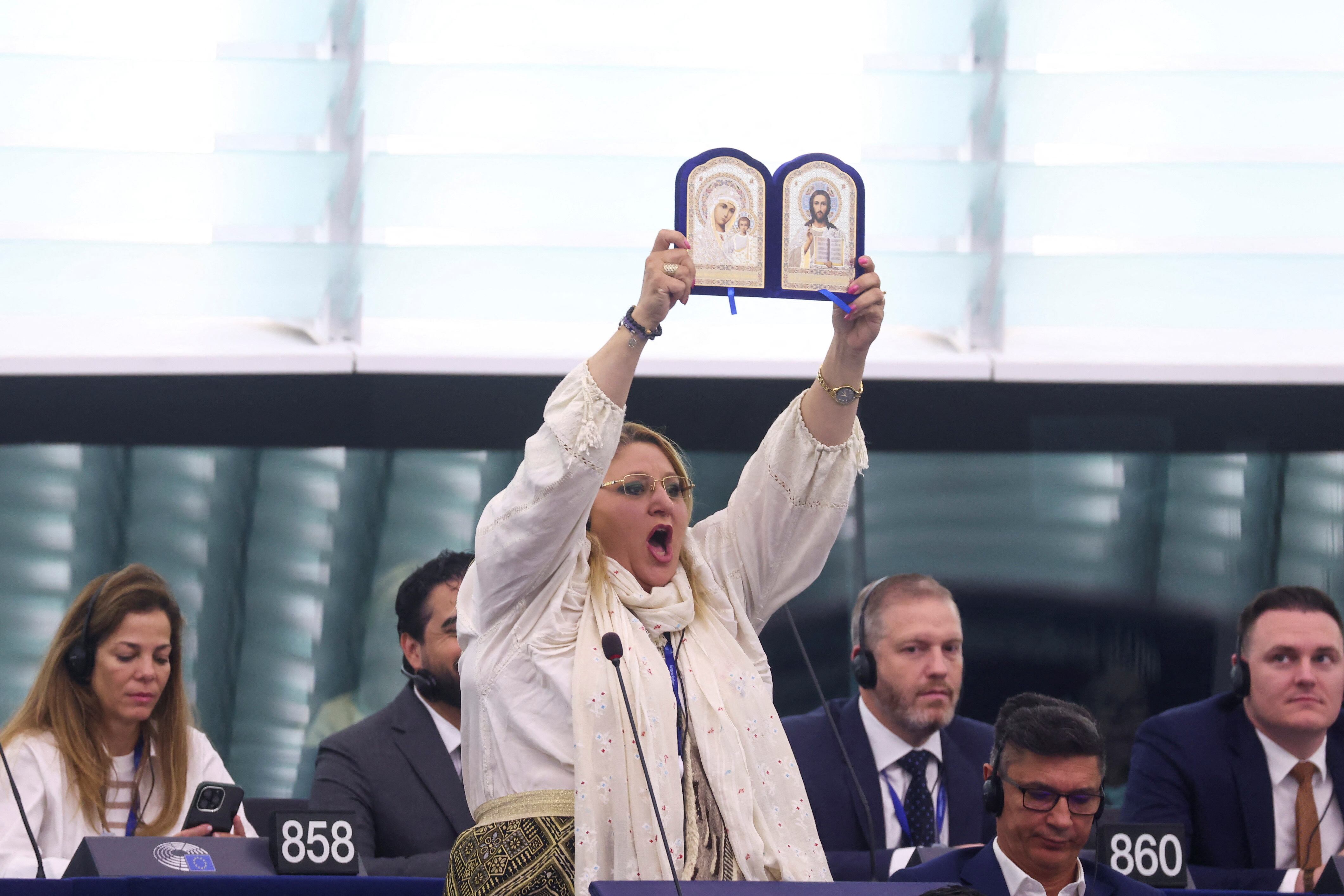 Diana Iovanovici-Sosoaca, eurodiputada de un partido de extrema derecha rumano, sostiene iconos religiosos antes de la votación, en Estrasburgo, Francia, a 18 de julio de 2024. (REUTERS/Johanna Geron)