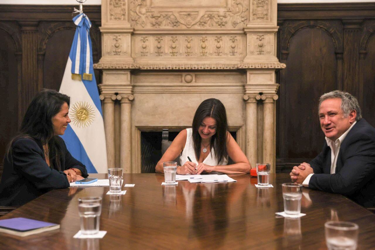 Pettovello y Pablo De la Torre en la firma de los convenios