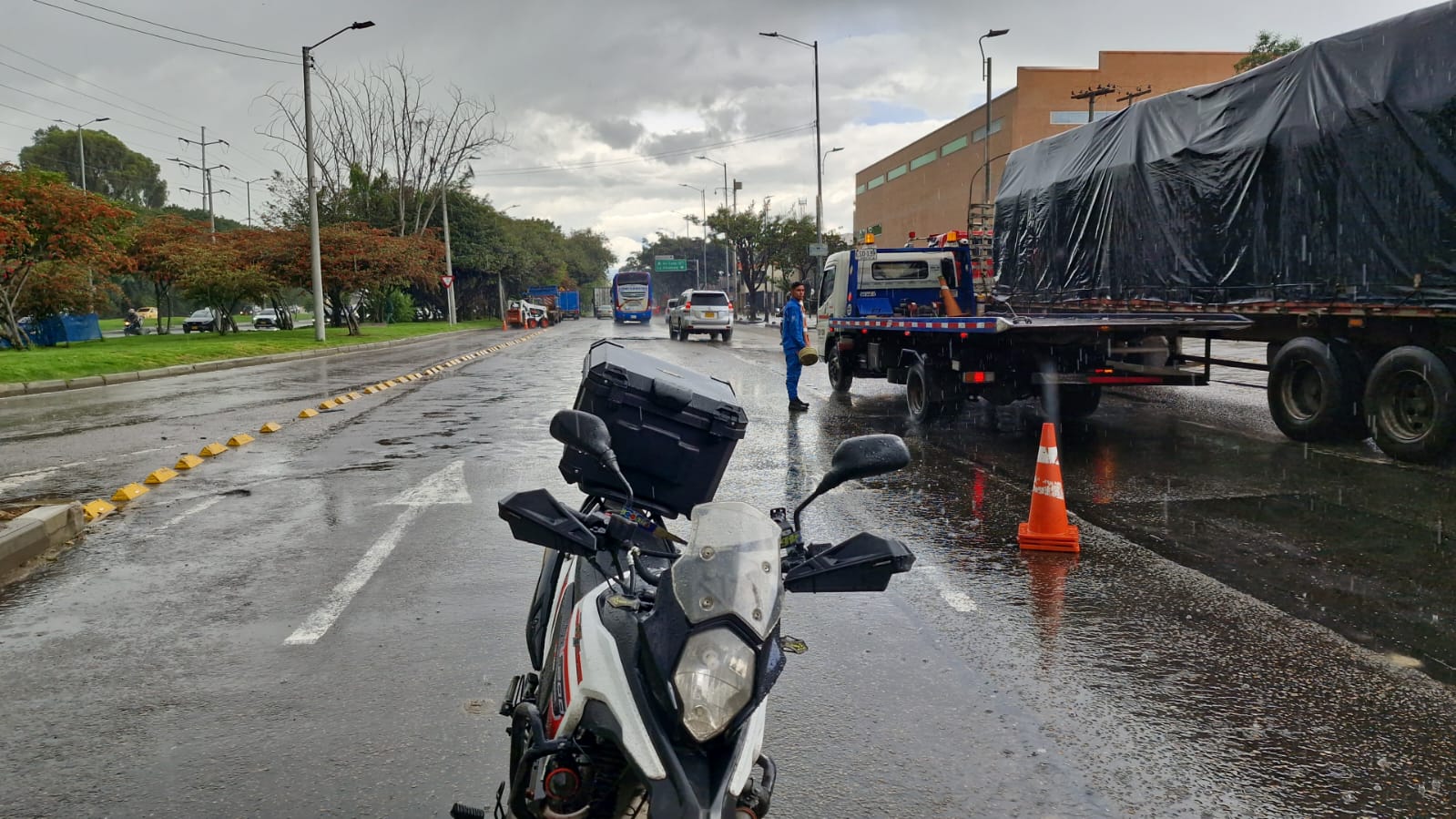 Se recomienda manejar con precaución debido a las lluvias que se registran en varias localidades de la capital - crédito @BogotaTransito