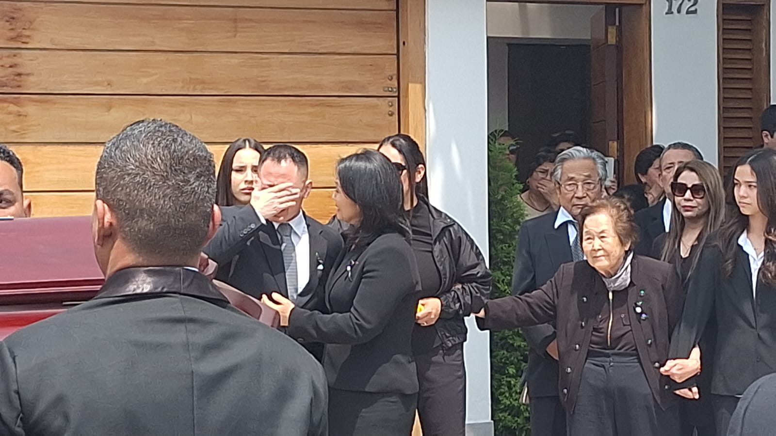 Kenji, Keiko Fujimori y familiares al borde de las lágrimas en la salida del cortejo fúnebre de Alberto Fujimori | Infobae Perú / Renato Silva