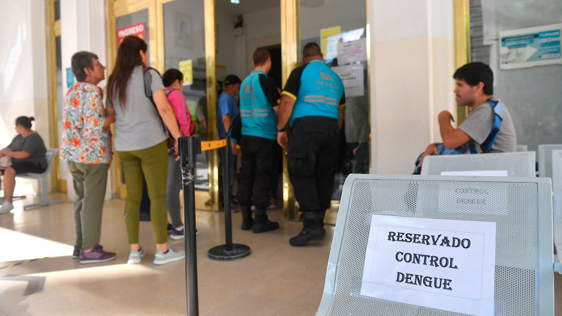 Filas en hospitales por casos de dengue hospital fernandez portada