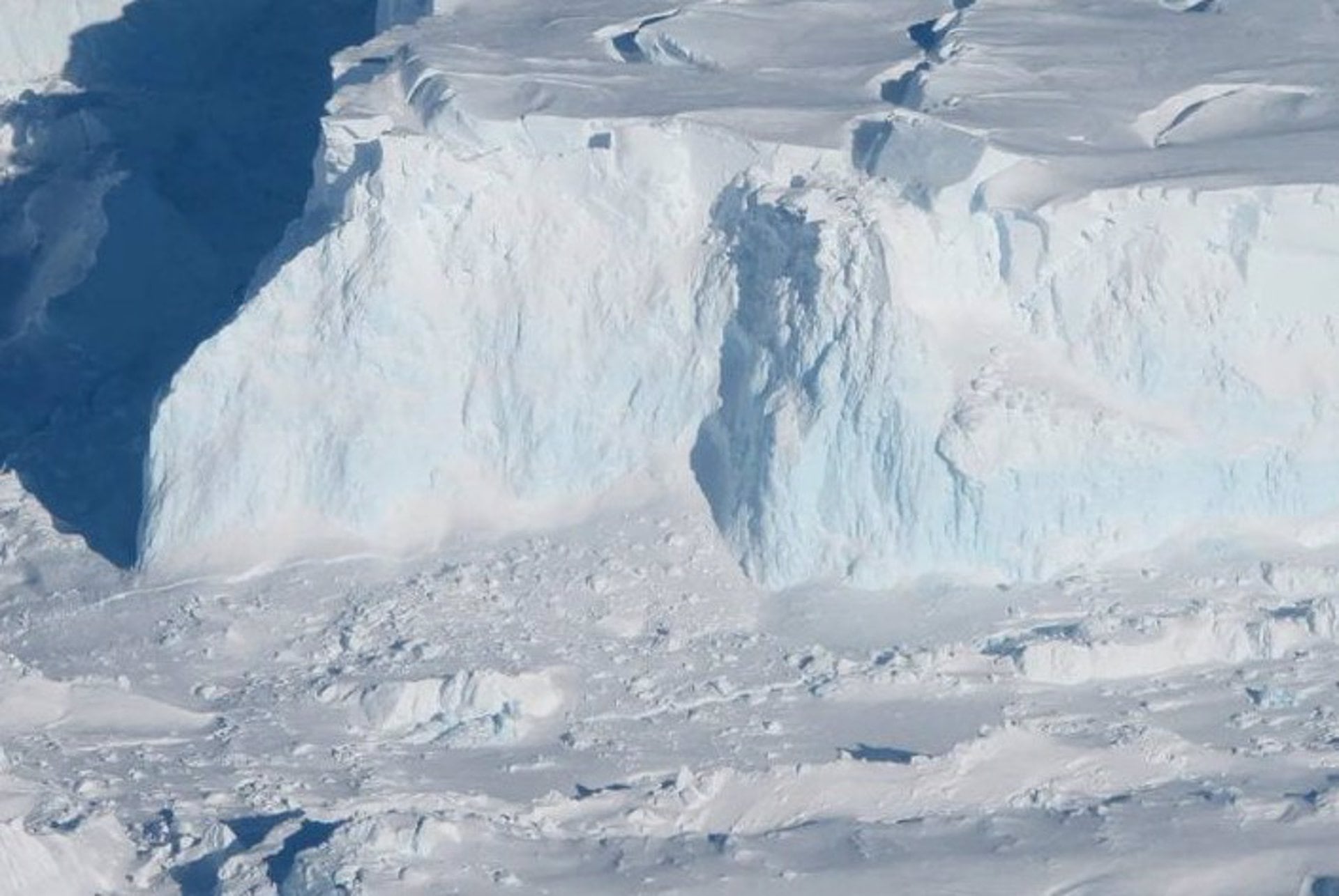 Thwaites y otras capas de hielo de la Antártida Occidental podrían derrumbarse para el 2300. Aumentarían el nivel del mar en más de 4 metros (NASA)
