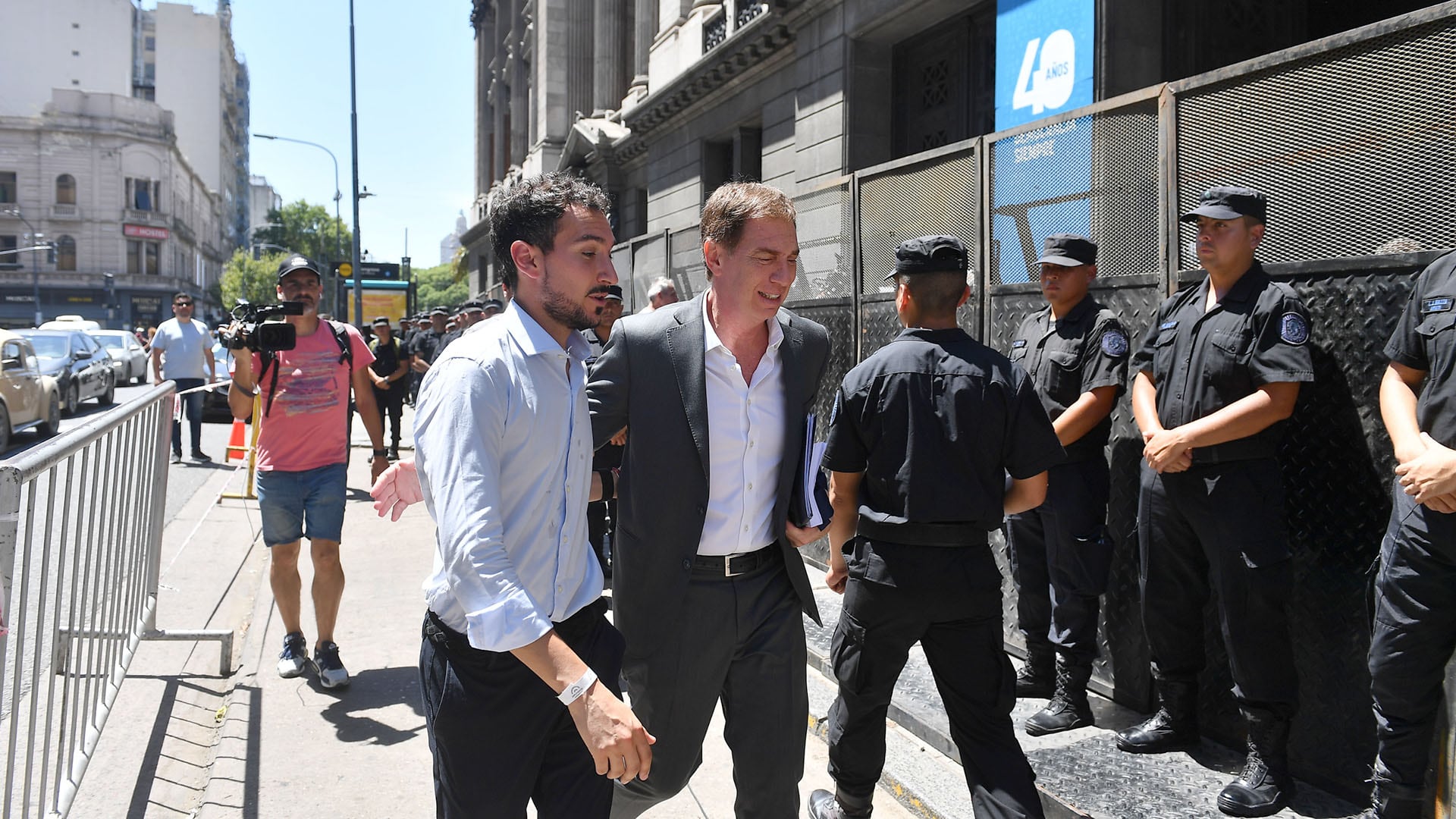 Debate de la Ley Ómnibus en el Congreso entrada diputados y vallados portada