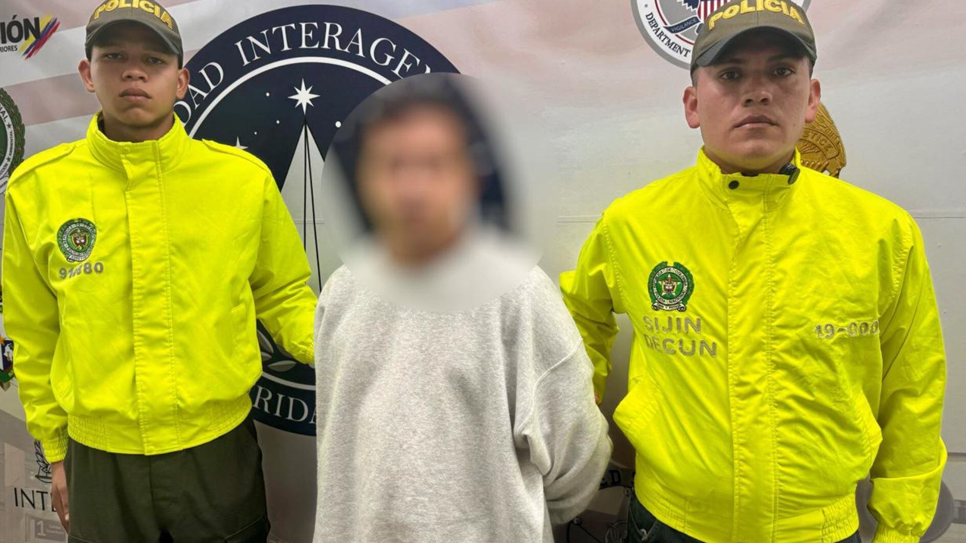 El momento en que alias Pitocho fue recibido en El Dorado por agentes colombianos quienes se encargaron de legalizar su captura - crédito Departamento Policía Cundinamarca