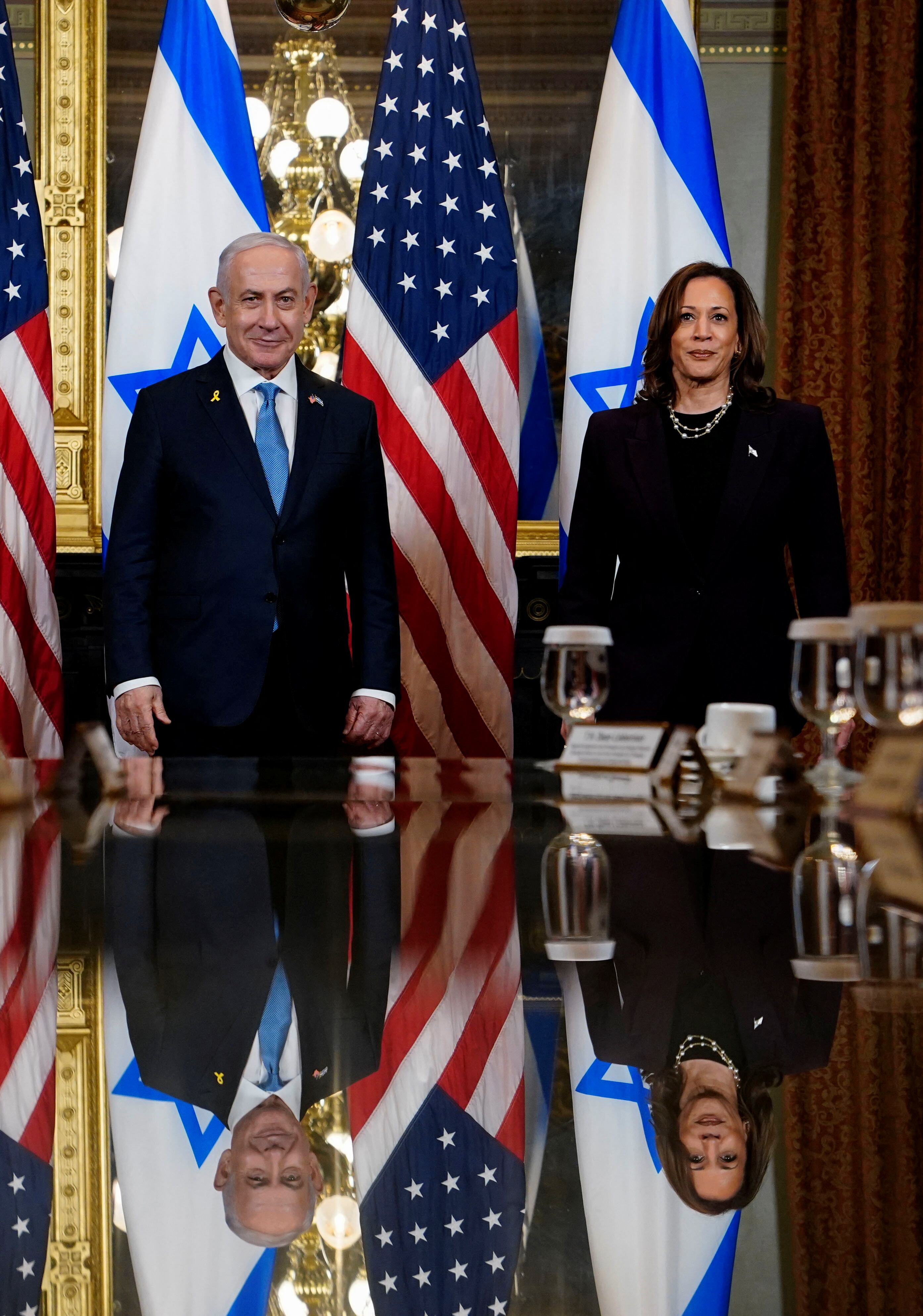 Kamala Harris y Benjamin Netanyahu (REUTERS/Nathan Howard)