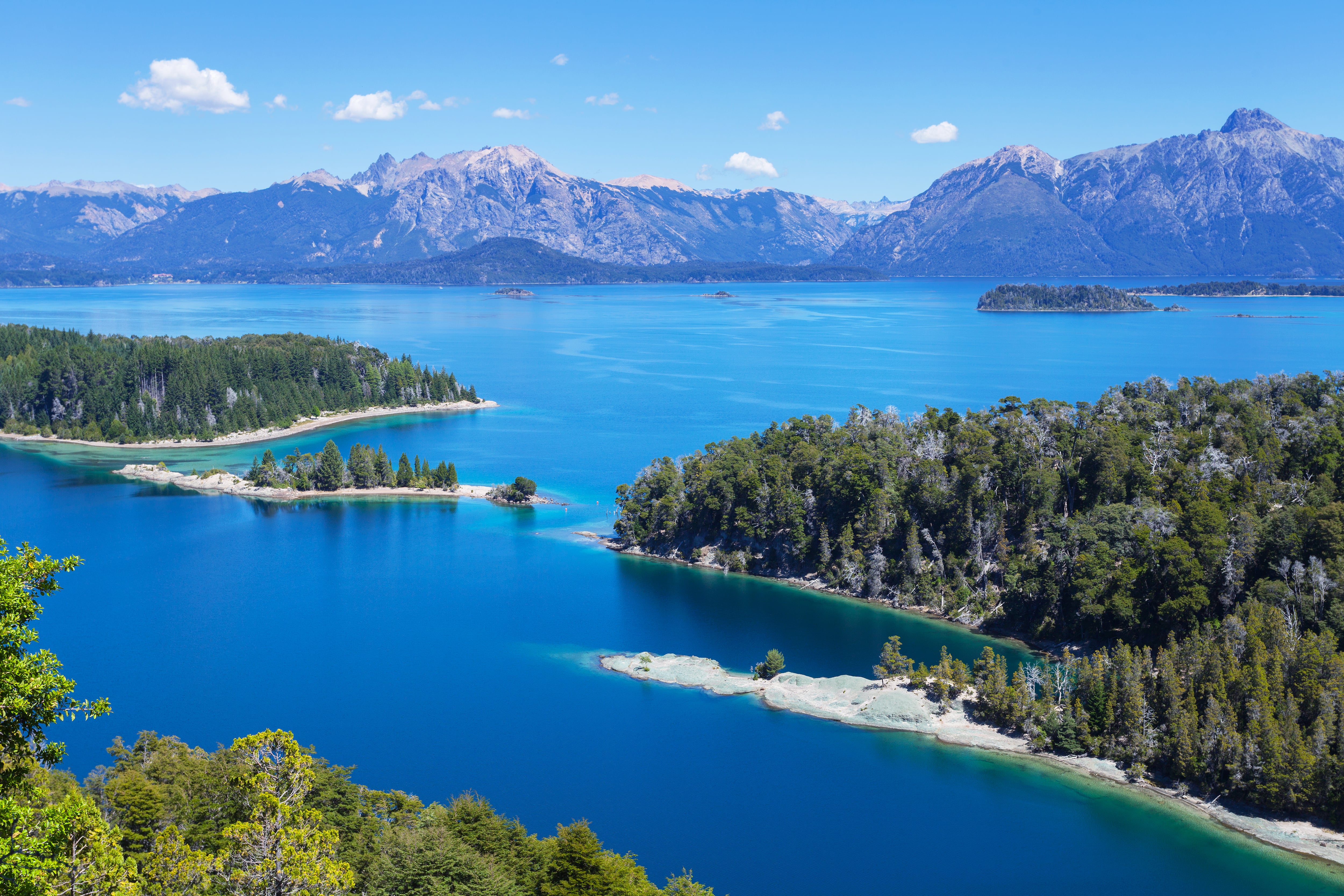 El Lago Nahuel Huapi en Argentina, ubicado en los Andes, cubre un área amplia dentro de un parque nacional, con aguas cristalinas, flora diversa y vistas espectaculares