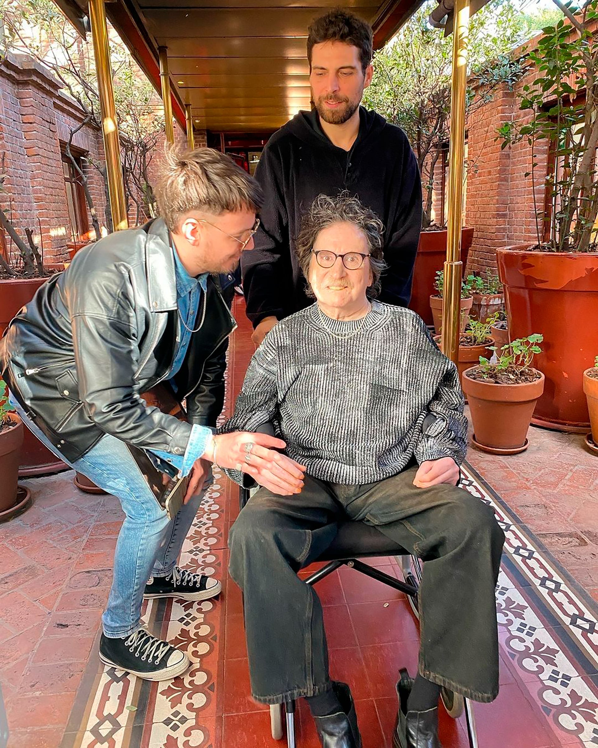 Charly García se encuentra con fans a la salida del Hotel Faena